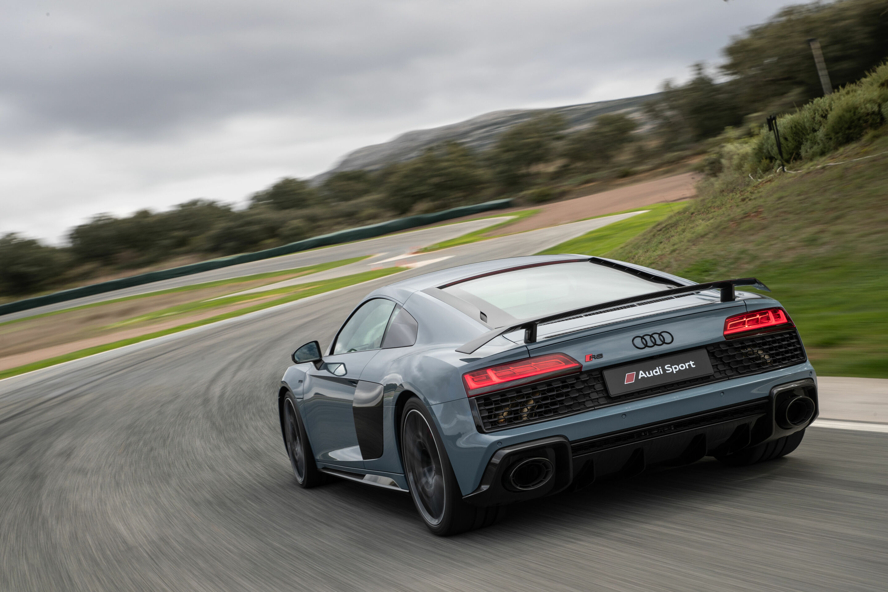Audi R8 Coupé V10 performance quattro - Dynamic Photo 
Colour: Kemora gray metallic