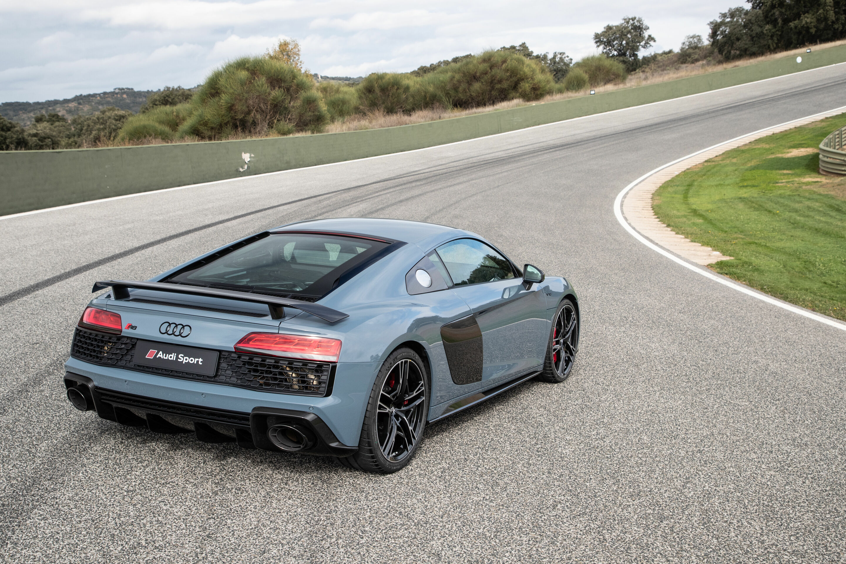 Audi R8 Coupé V10 performance quattro - Dynamic Photo 
Colour: Kemora gray metallic