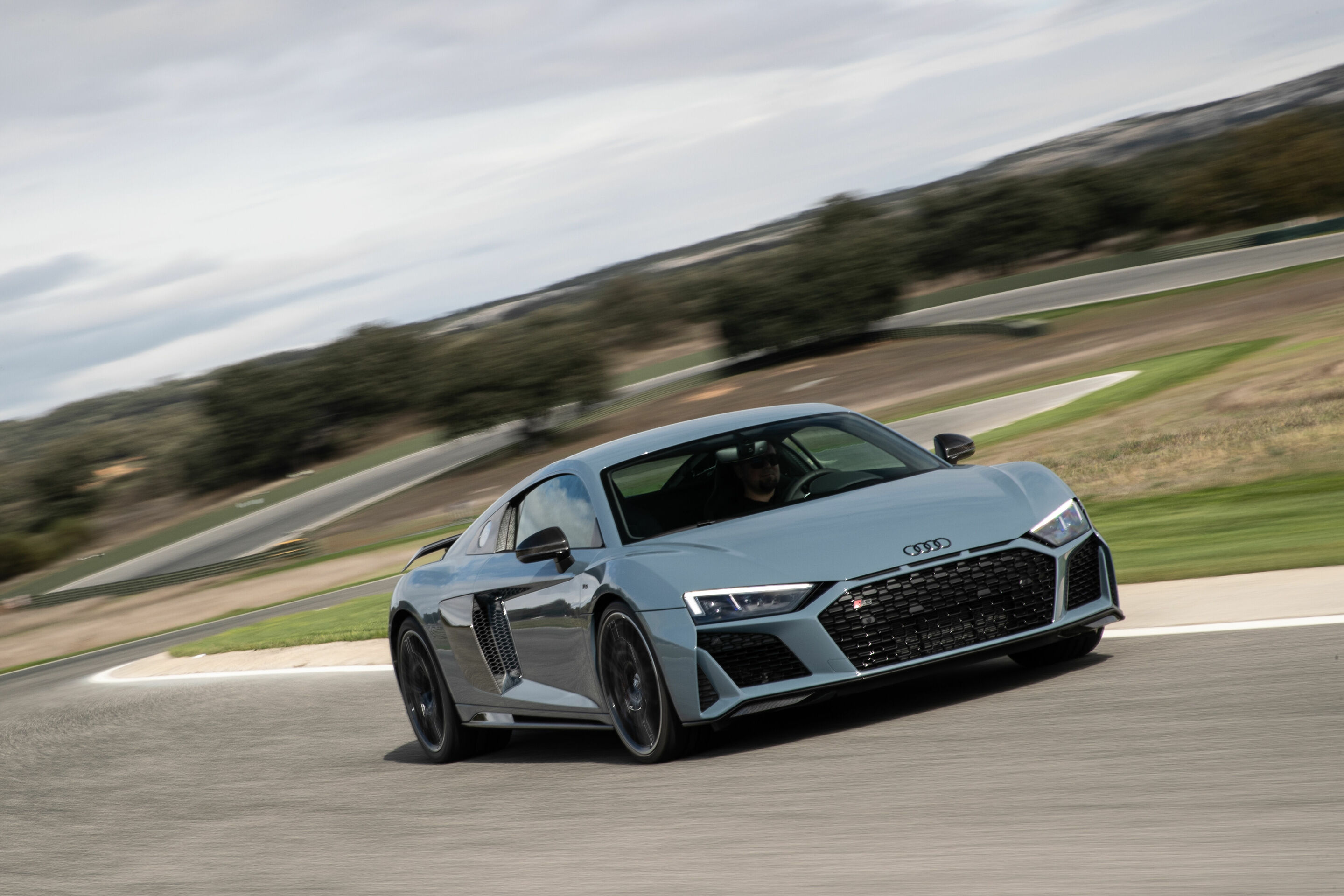Audi R8 Coupé V10 performance quattro - Dynamic Photo 
Colour: Kemora gray metallic