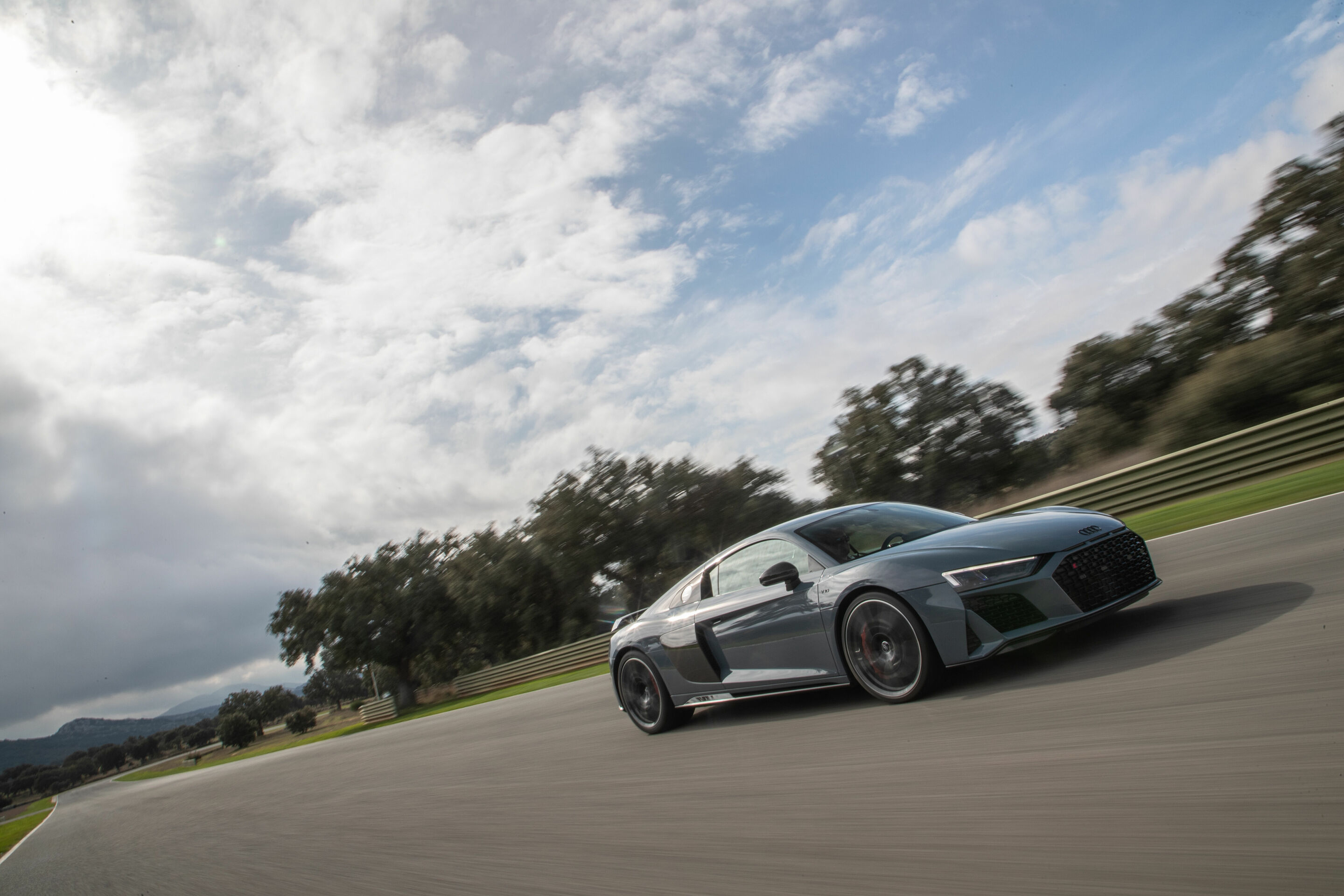 Audi R8 Coupé V10 performance quattro - Fahraufnahme 
Farbe: Kemoragrau metallic