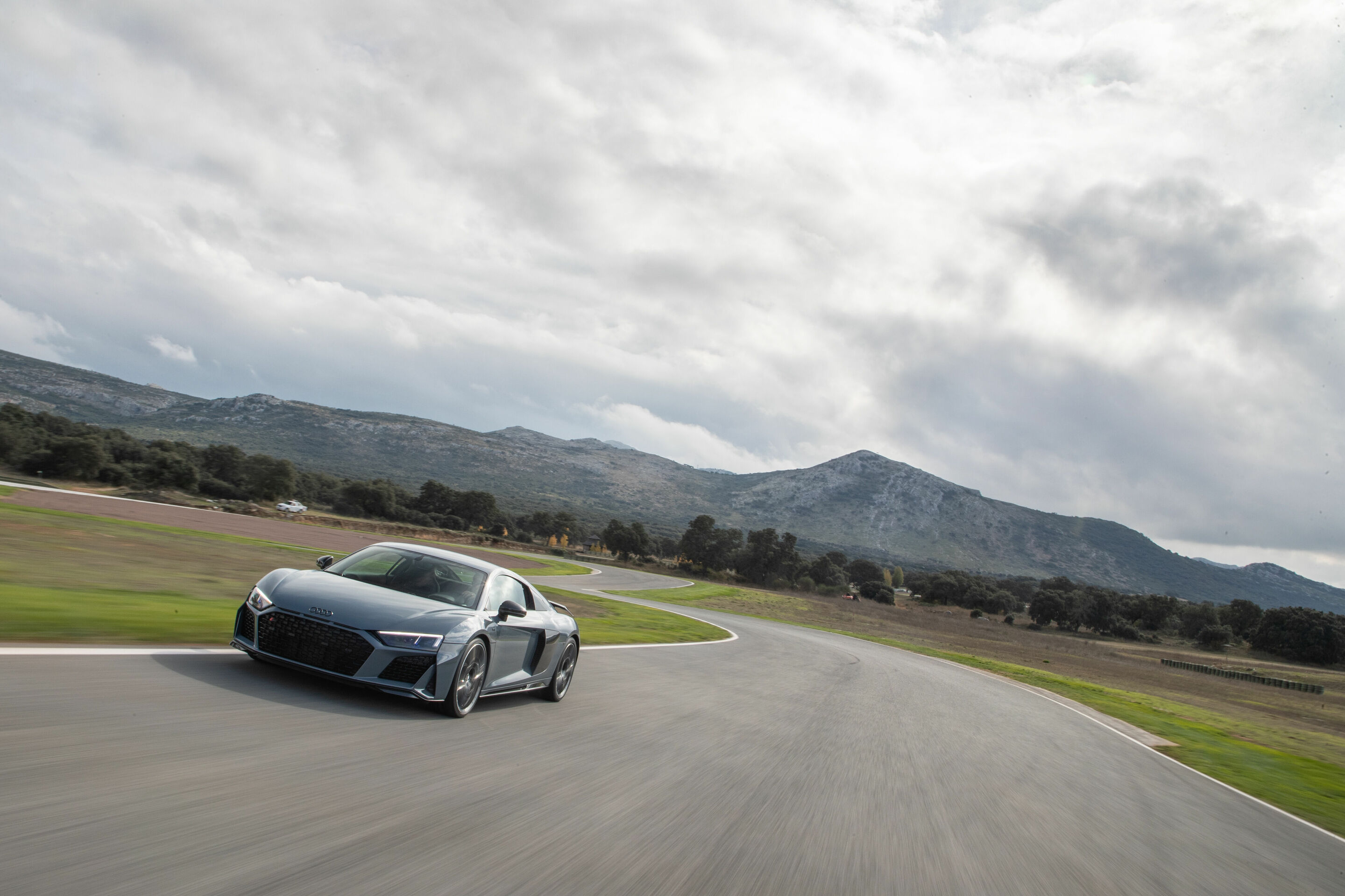 Audi R8 Coupé V10 performance quattro - Fahraufnahme 
Farbe: Kemoragrau metallic
