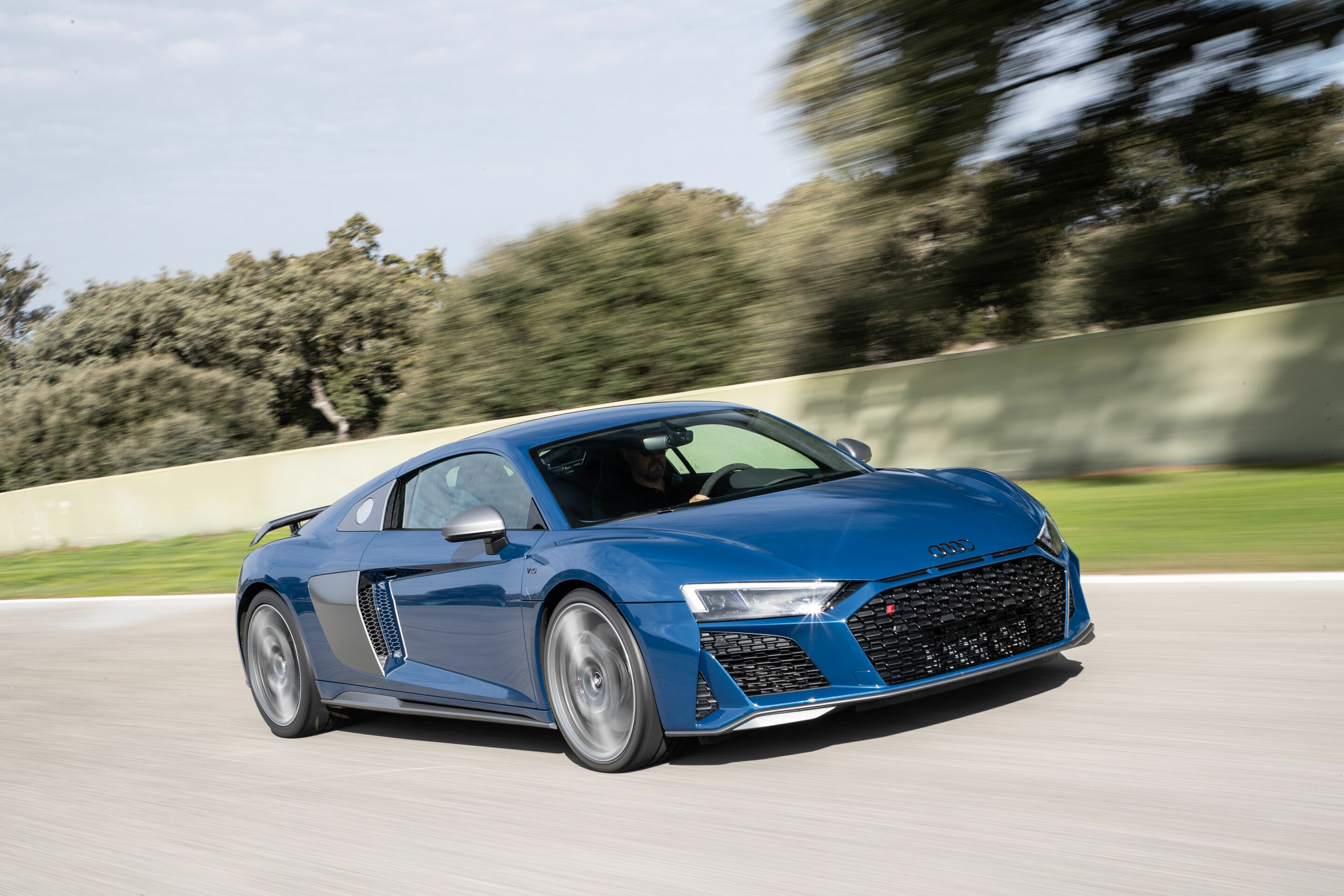 Audi R8 Coupé V10 performance quattro - Dynamic Photo 
Ascari Blue metallic