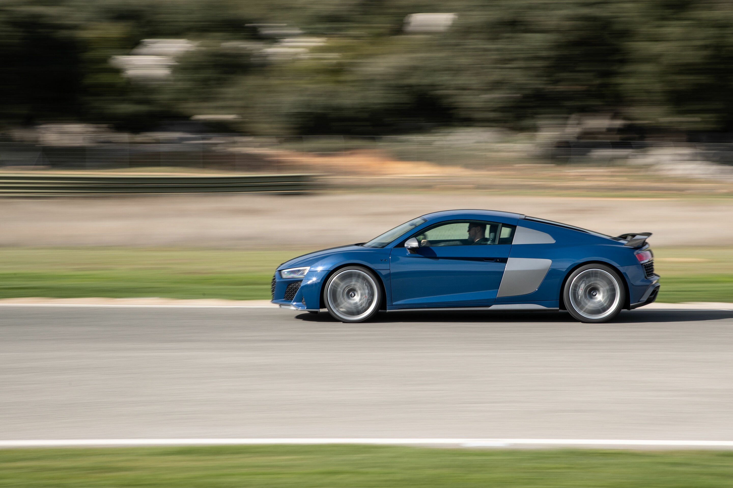 Audi R8 Coupé V10 performance quattro - Dynamic Photo 
Ascari Blue metallic
