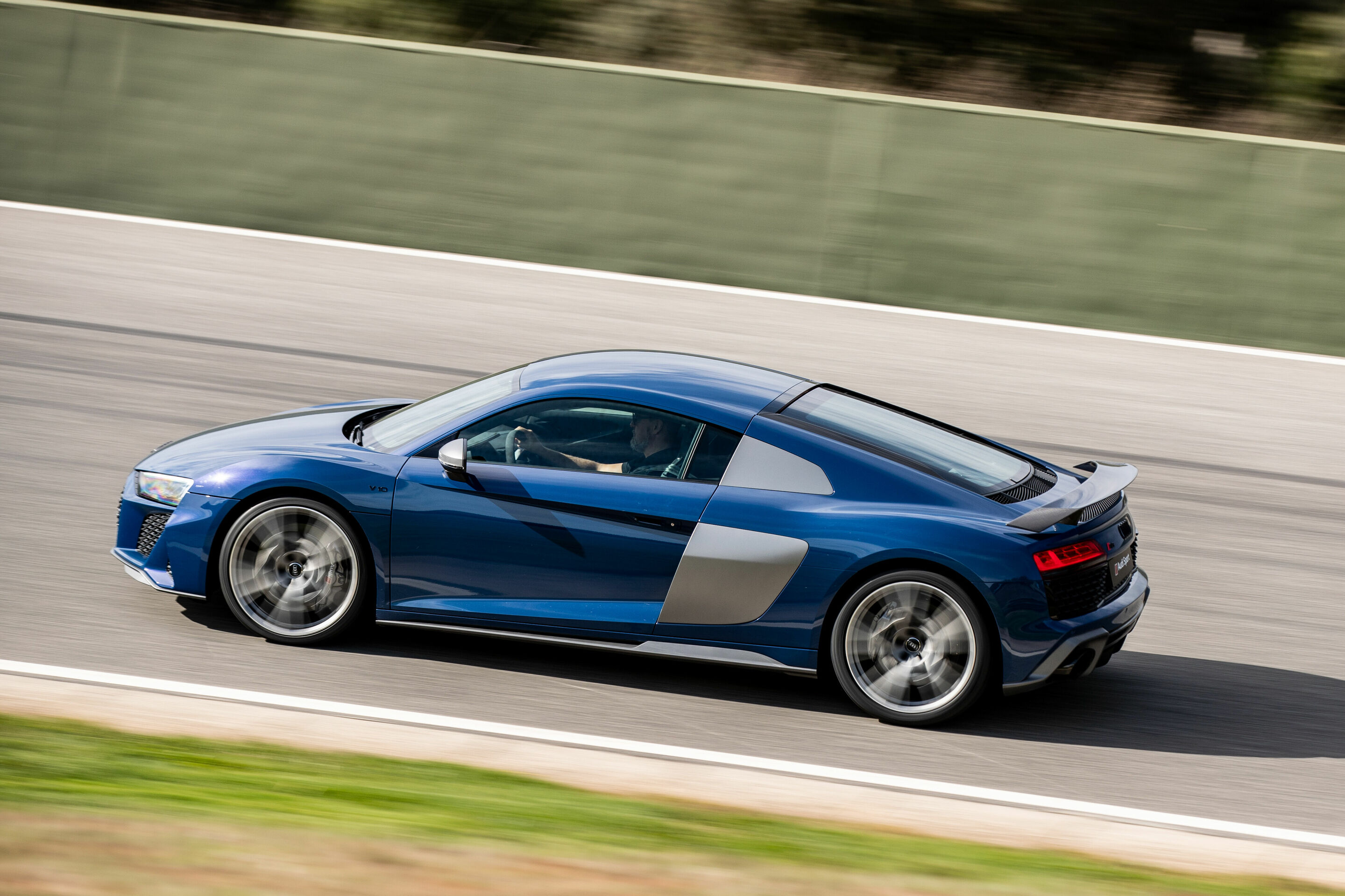 Audi R8 Coupé V10 performance quattro - Fahraufnahme 
Ascariblau Metallic