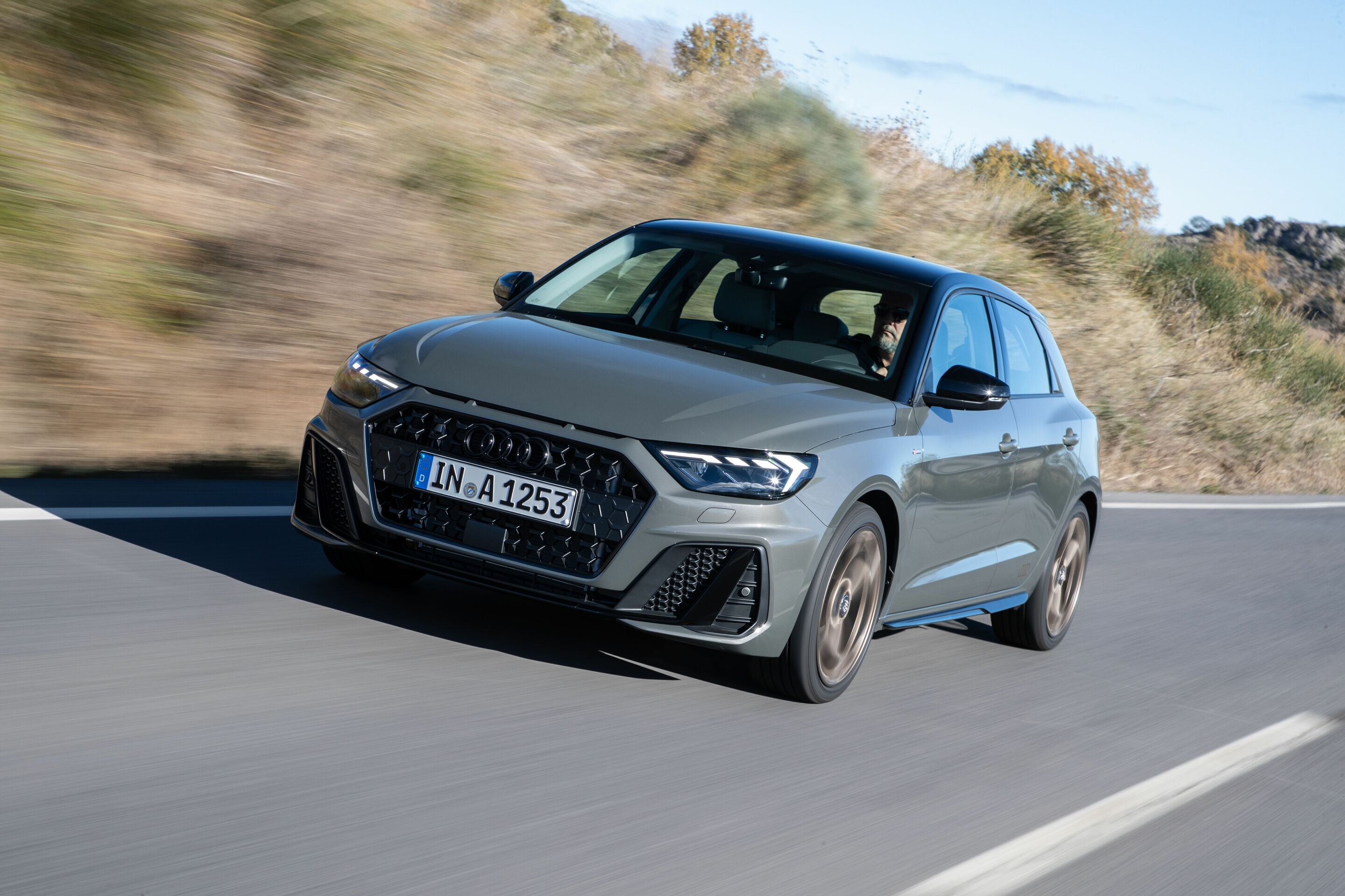 Audi A1 Sportback - Fahraufnahme 
Farbe: Chronosgrau