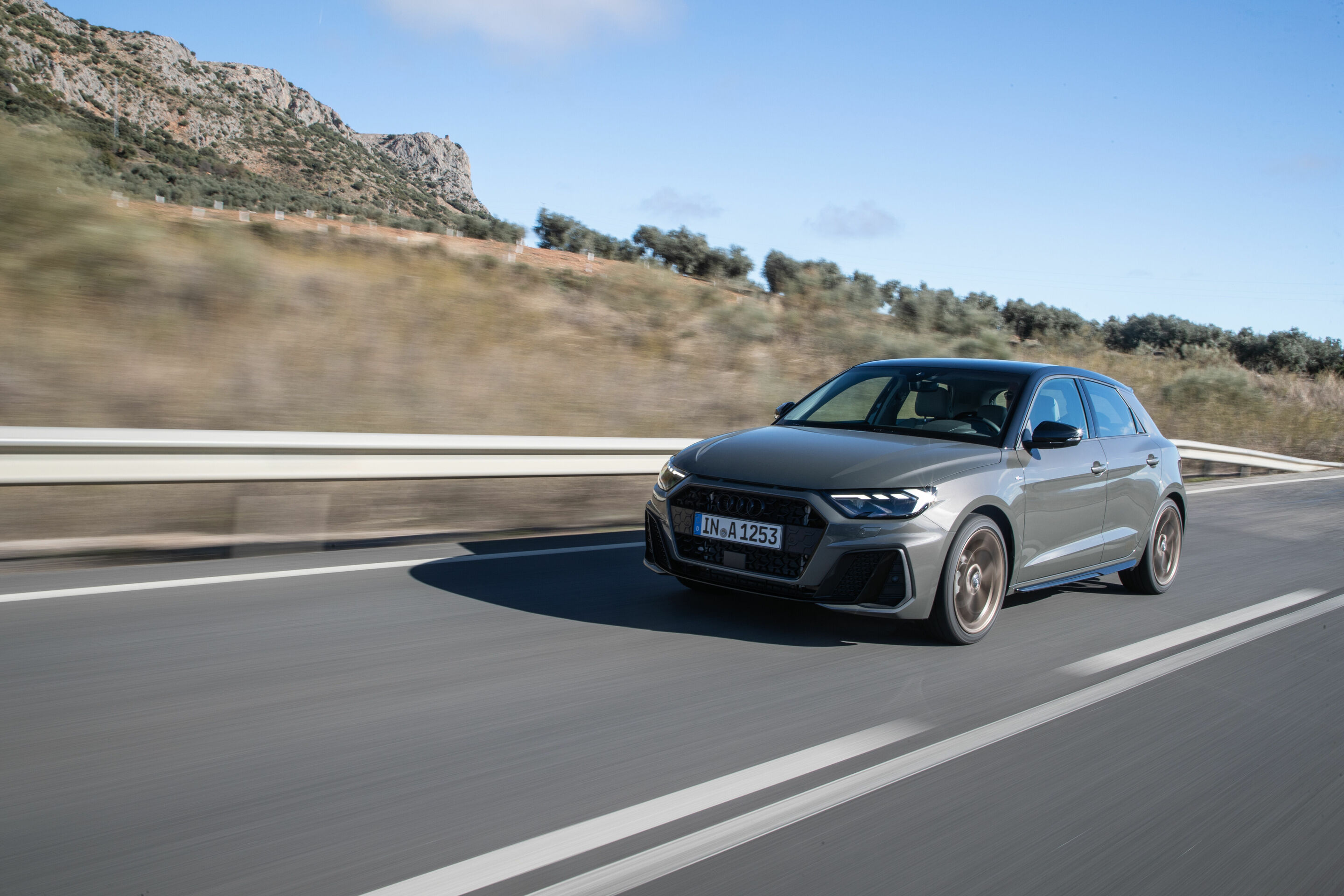 Audi A1 Sportback - Fahraufnahme 
Farbe: Chronosgrau
