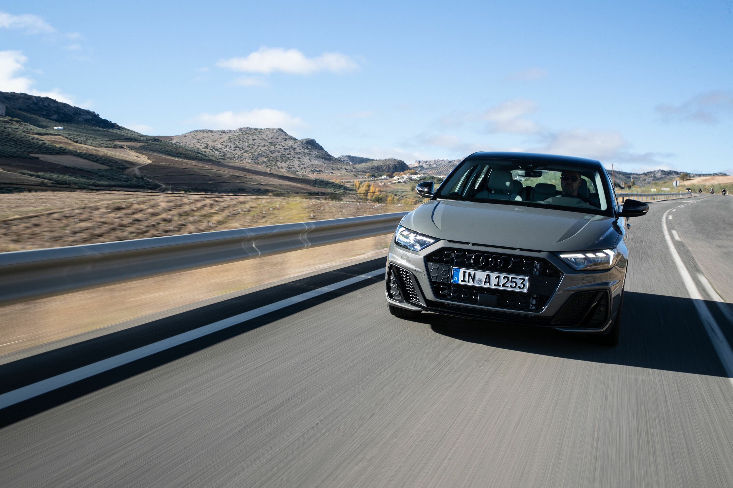 Audi A1 Sportback - Fahraufnahme 
Farbe: Chronosgrau