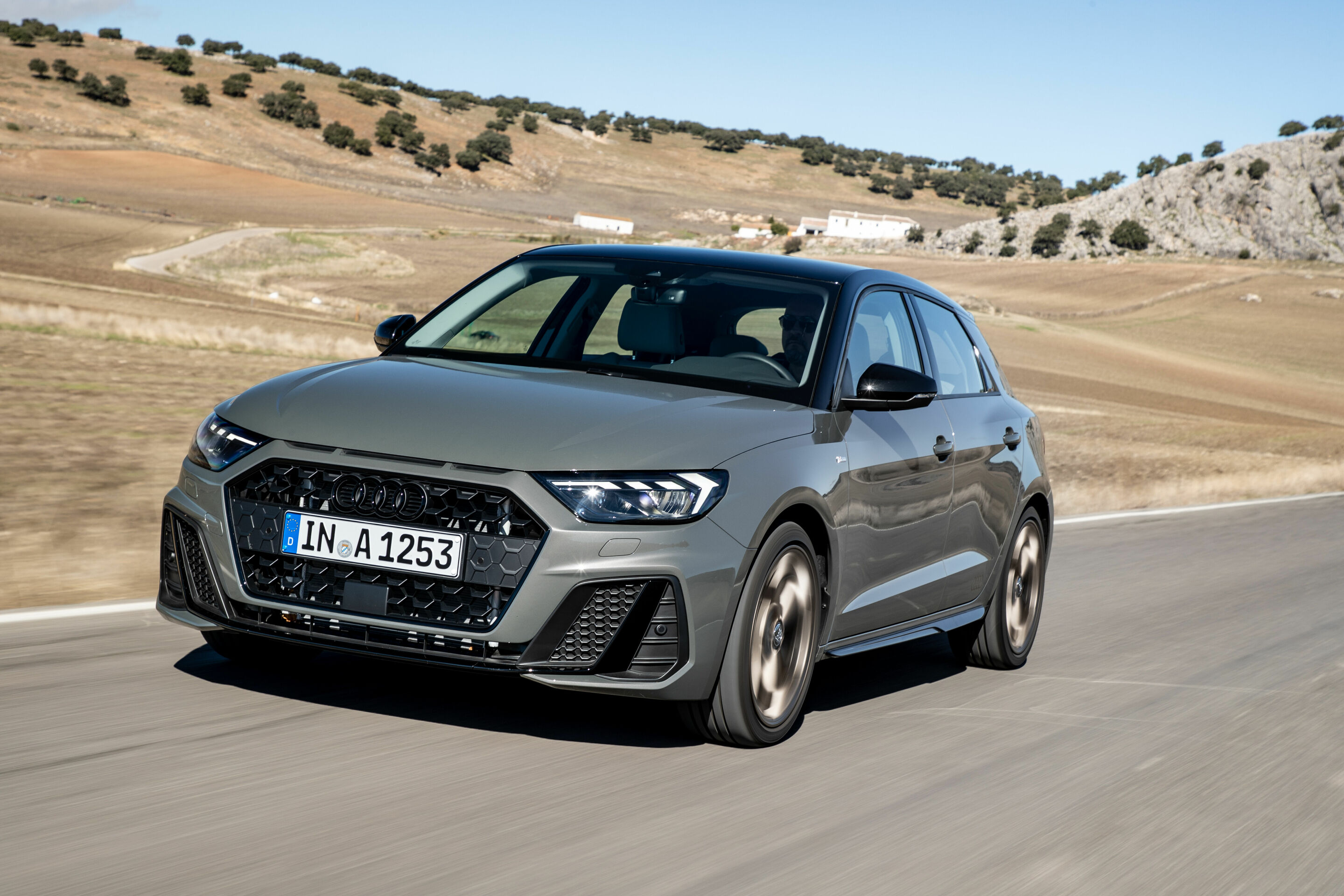 Audi A1 Sportback - Fahraufnahme 
Farbe: Chronosgrau
