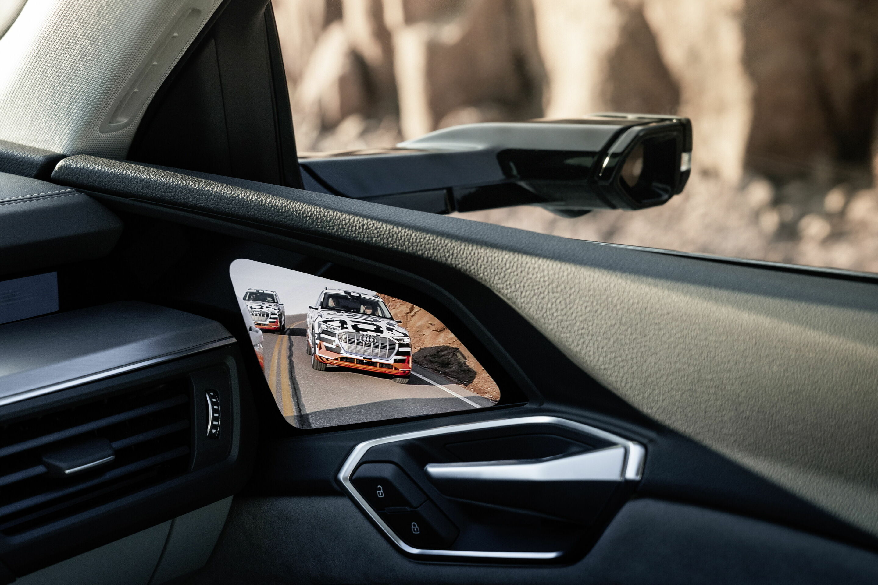 Virtuelle Außenspiegel - Ihr flacher Träger integriert an seinem Ende eine kleine Kamera, deren Bilder digital aufbereitet auf kontraststarken OLED-Displays im Innenraum erscheinen.