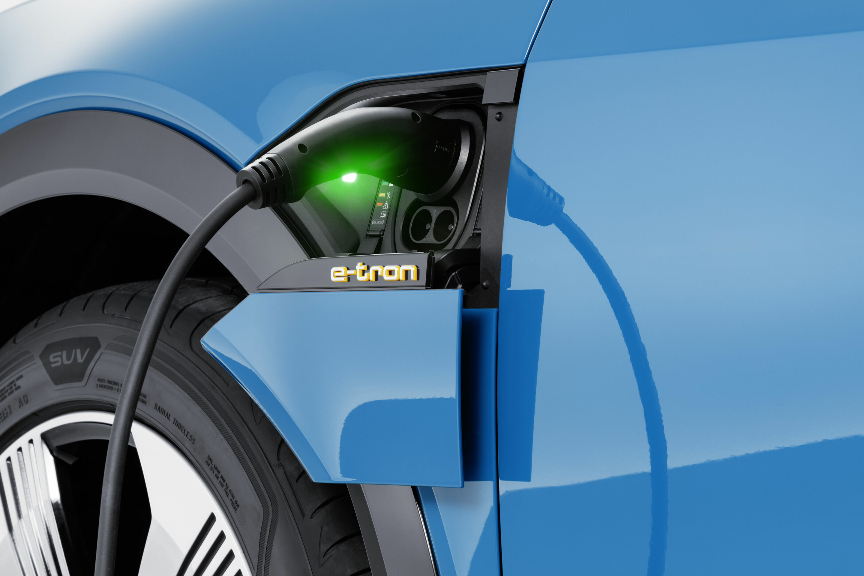 Ladeanschluss Audi e-tron - Die elektrische Ladeklappe integriert einen Anschluss für Wechselstrom- und Gleichstrom-Laden. Ein konstant grünes Licht zeigt einen abgeschlossenen Ladevorgang an.