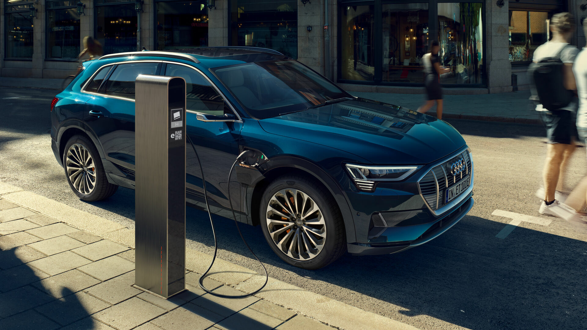 AC-Laden - Unterwegs lädt der Audi e-tron mit Wechselstrom an AC-Säulen – standardmäßig mit bis zu 11 kW, bei optionalem zweitem Onboard-Charger mit 22 kW.