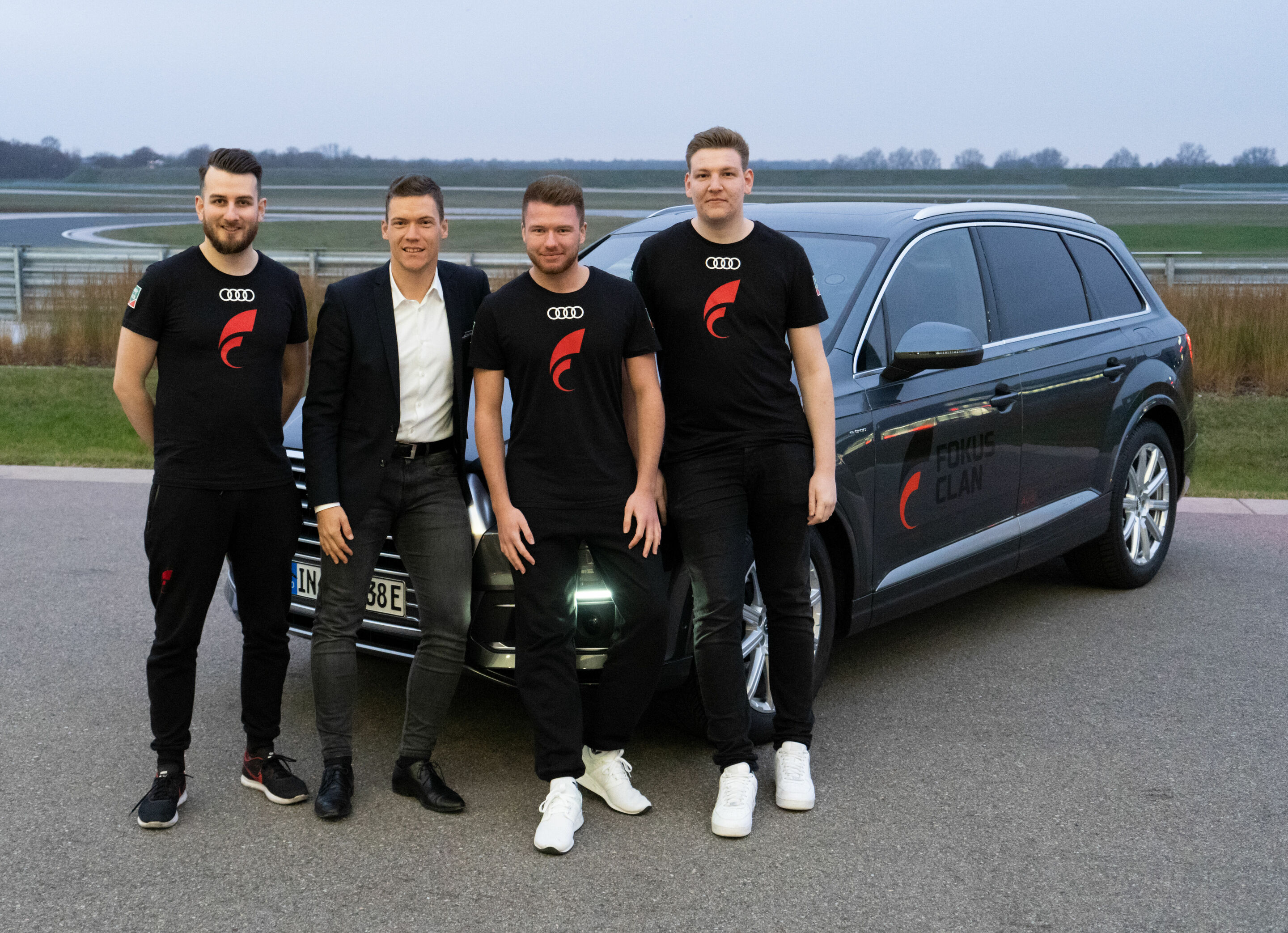 Audi is the new cooperationpartner of the FOKUS Clan - The players of the Fokus Clan and Thomas Glas of the AUDI AG