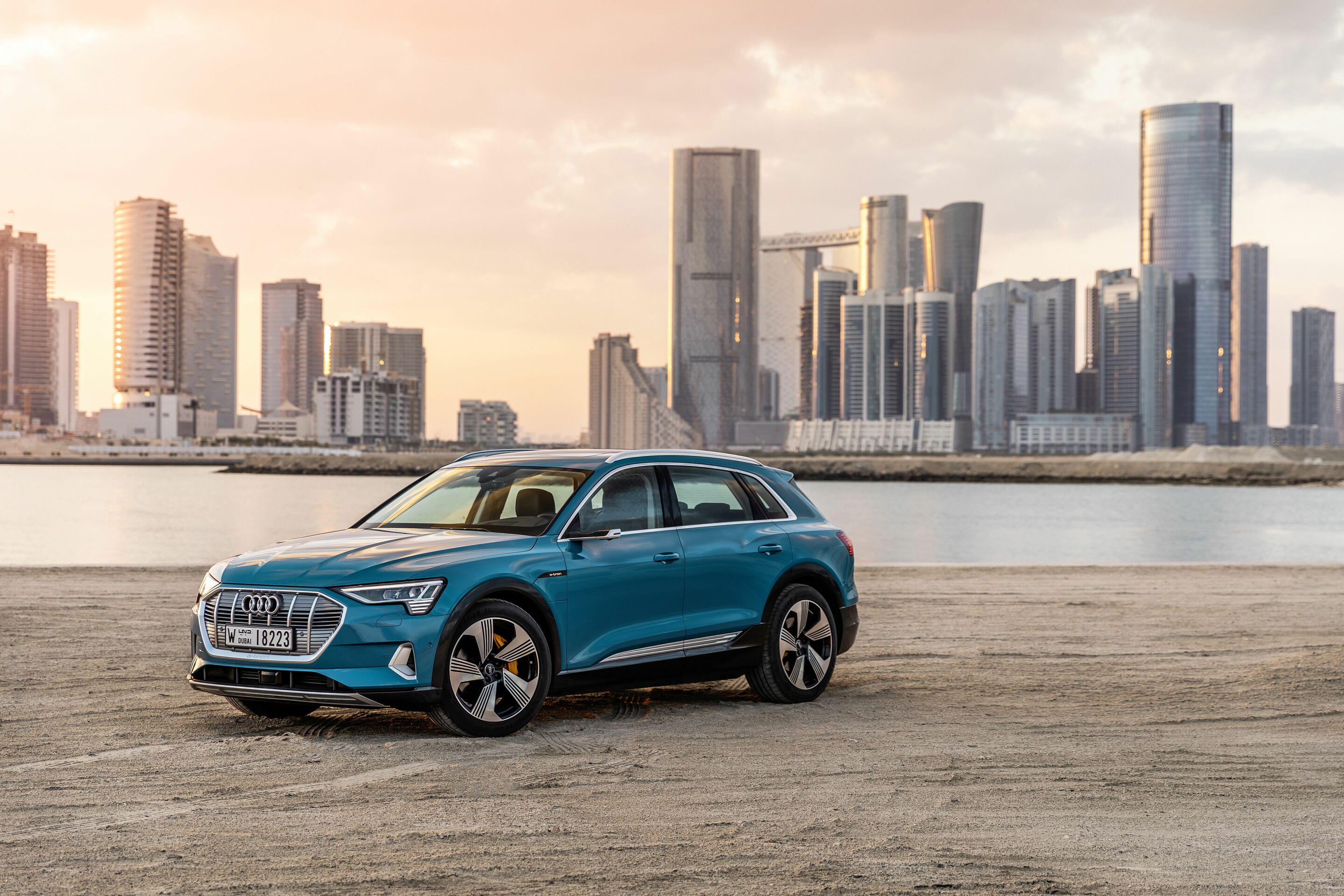 Der Audi e-tron in Masdar City - Der Audi e-tron in Abu Dhabi,
Standaufnahme, 
Farbe: Antiguablau