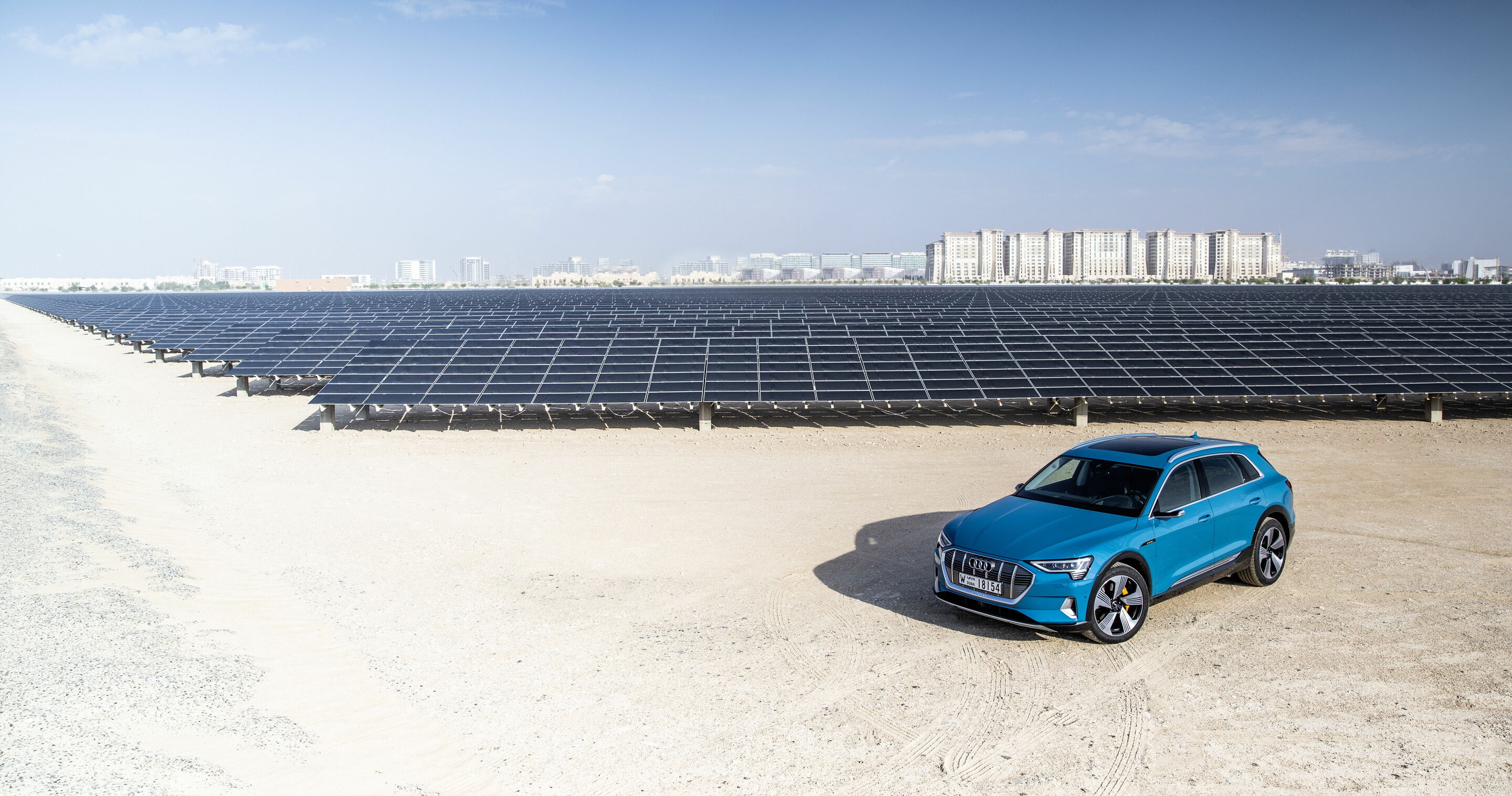 The Audi e-tron at Masdar City - The Audi e-tron in Abu Dhabi,
Static photo, 
Color: Antigua blue