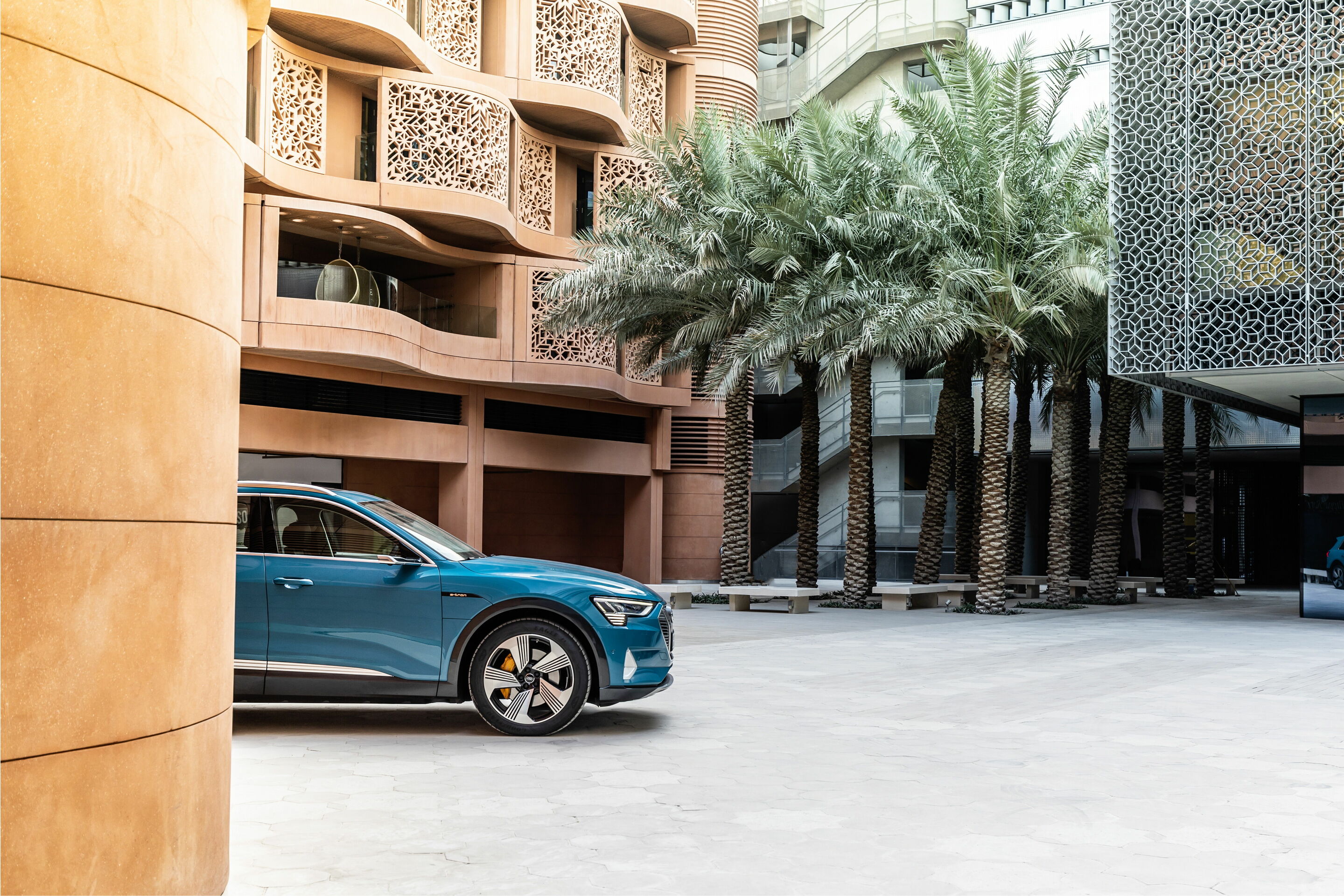The Audi e-tron at Masdar City - The Audi e-tron in Abu Dhabi,
Static photo, 
Color: Antigua blue