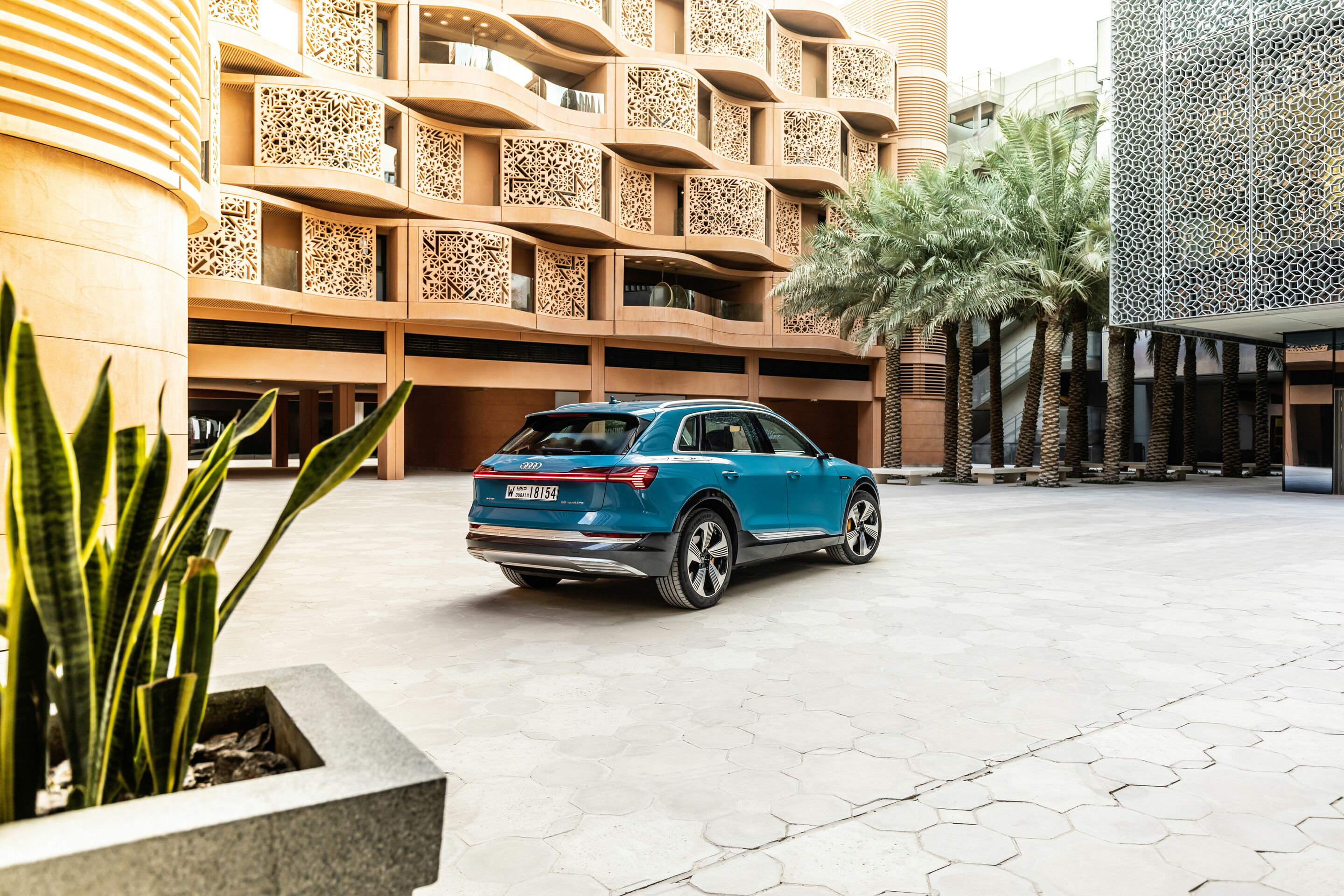 The Audi e-tron at Masdar City - The Audi e-tron in Abu Dhabi,
Static photo, 
Color: Antigua blue