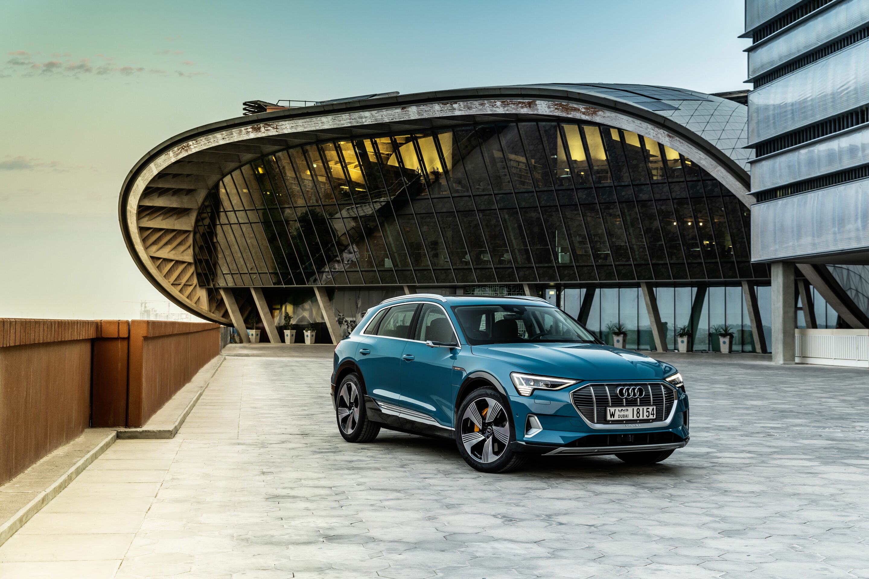 Der Audi e-tron in Masdar City - Der Audi e-tron in Abu Dhabi,
Standaufnahme, 
Farbe: Antiguablau