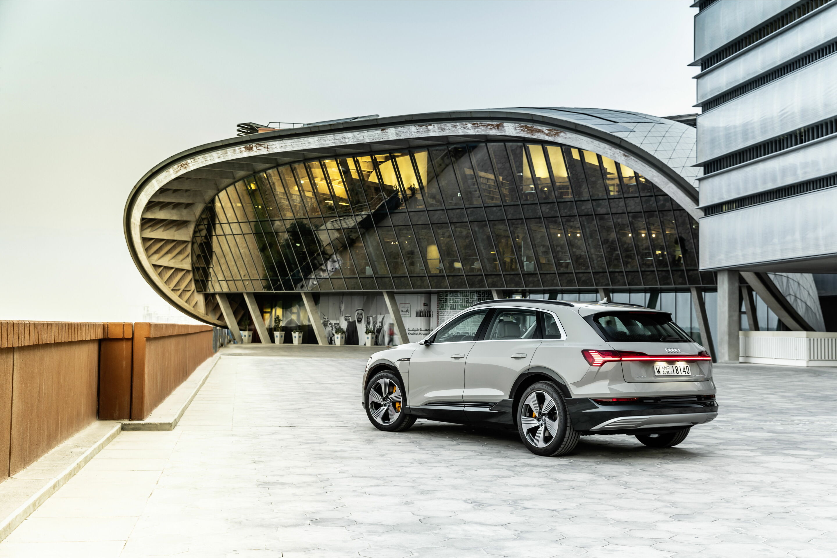 Der Audi e-tron in Masdar City - Der Audi e-tron in Abu Dhabi,
Standaufnahme,
Farbe: Siambeige