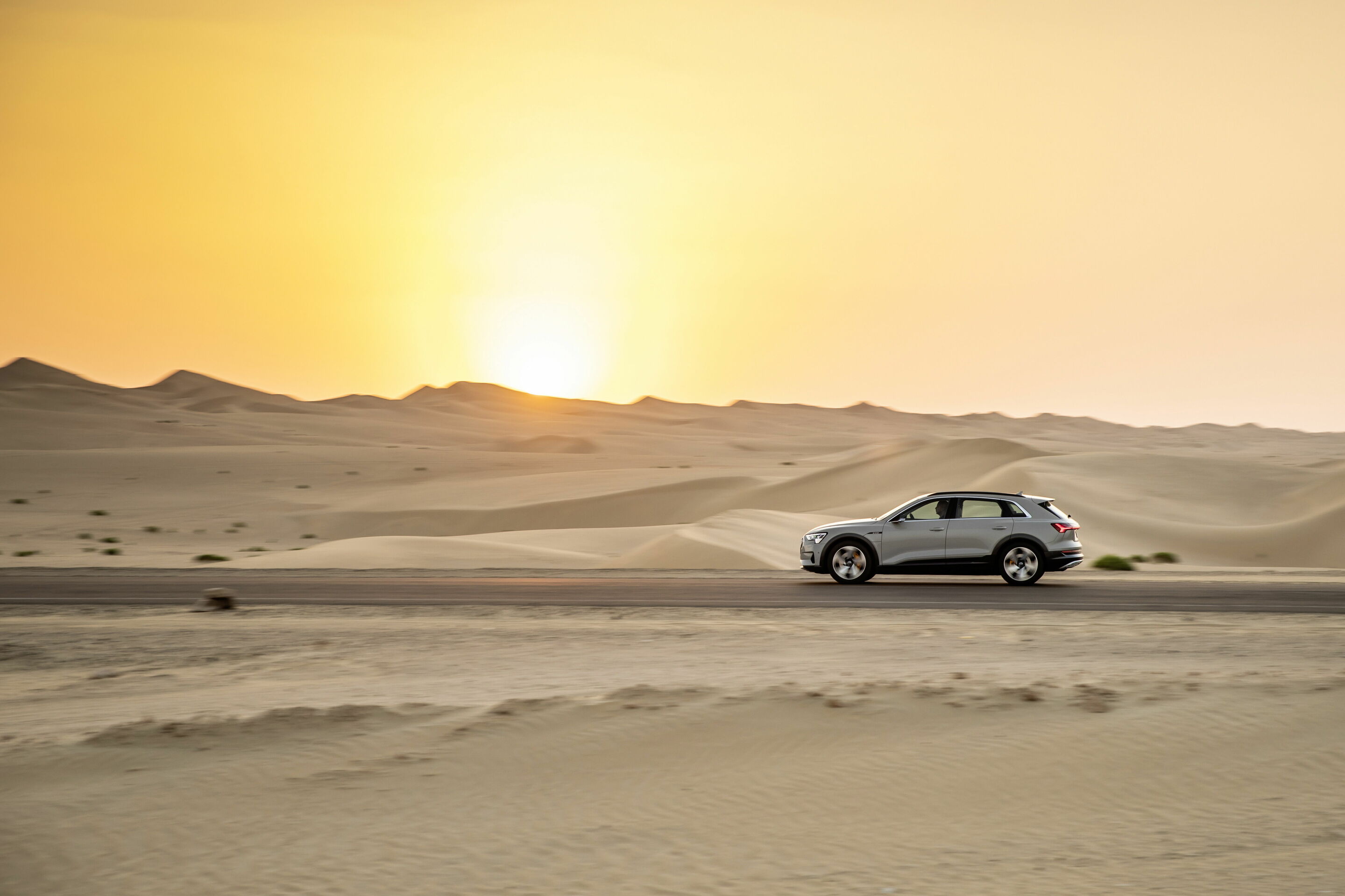 Der Audi e-tron in Masdar City - Der Audi e-tron in Abu Dhabi,
Fahraufnahme,
Farbe: Siambeige