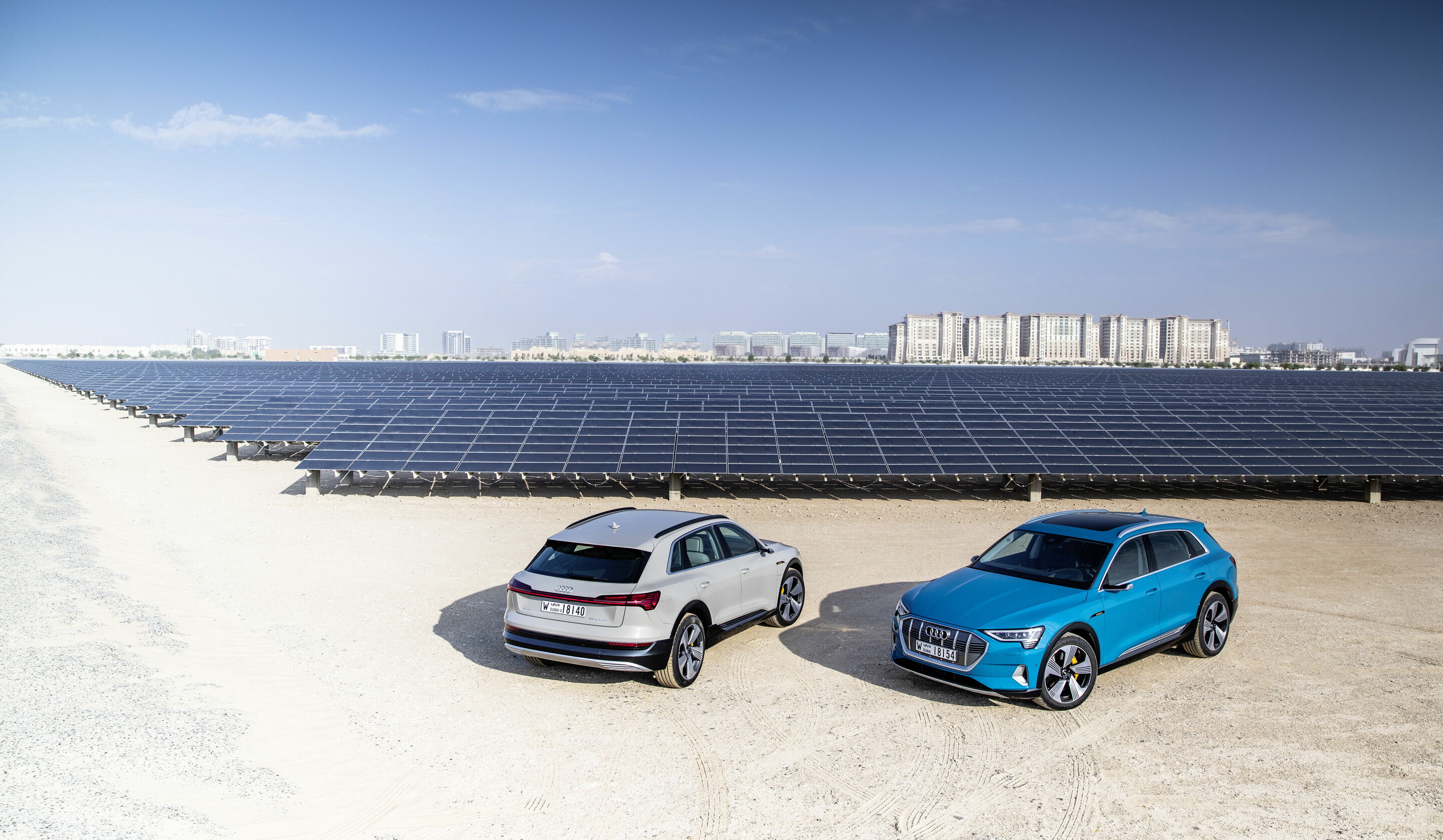 The Audi e-tron at Masdar City - The Audi e-tron in Abu Dhabi,
Static photo, 
Color: Siam beige and Antigua blue