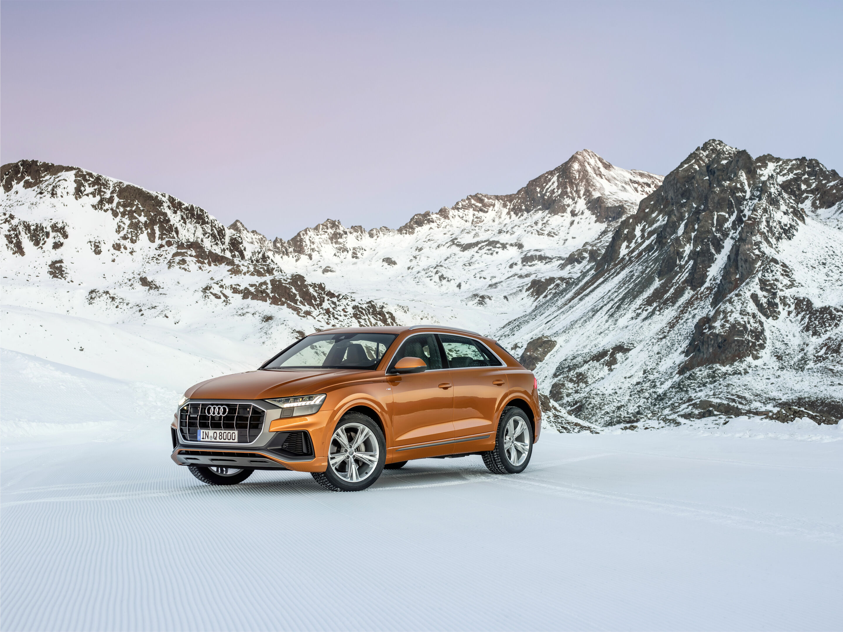 Audi Q8 - Standaufnahme, 
Farbe: Drachenorange