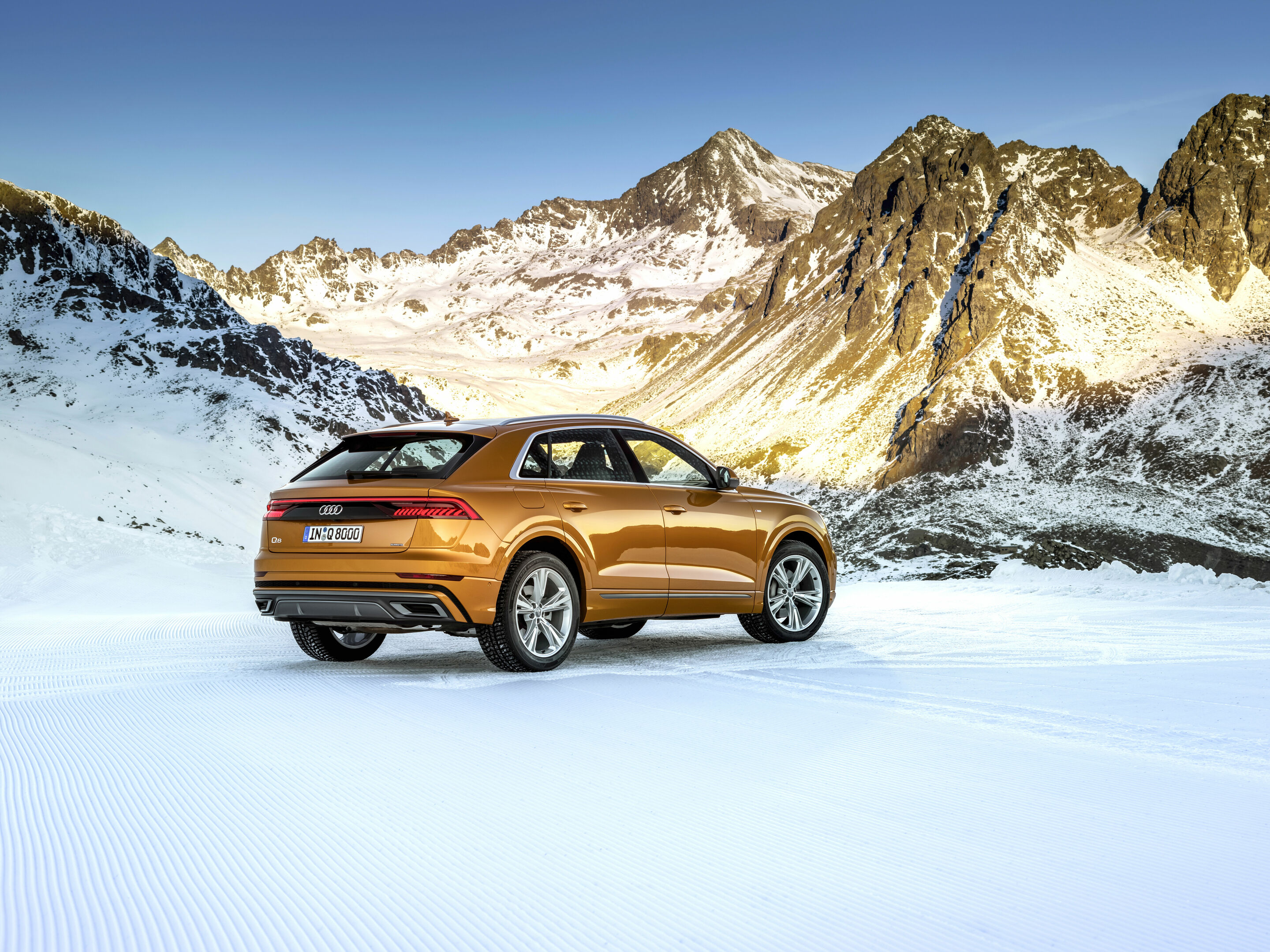Audi Q8 - Standaufnahme, 
Farbe: Drachenorange