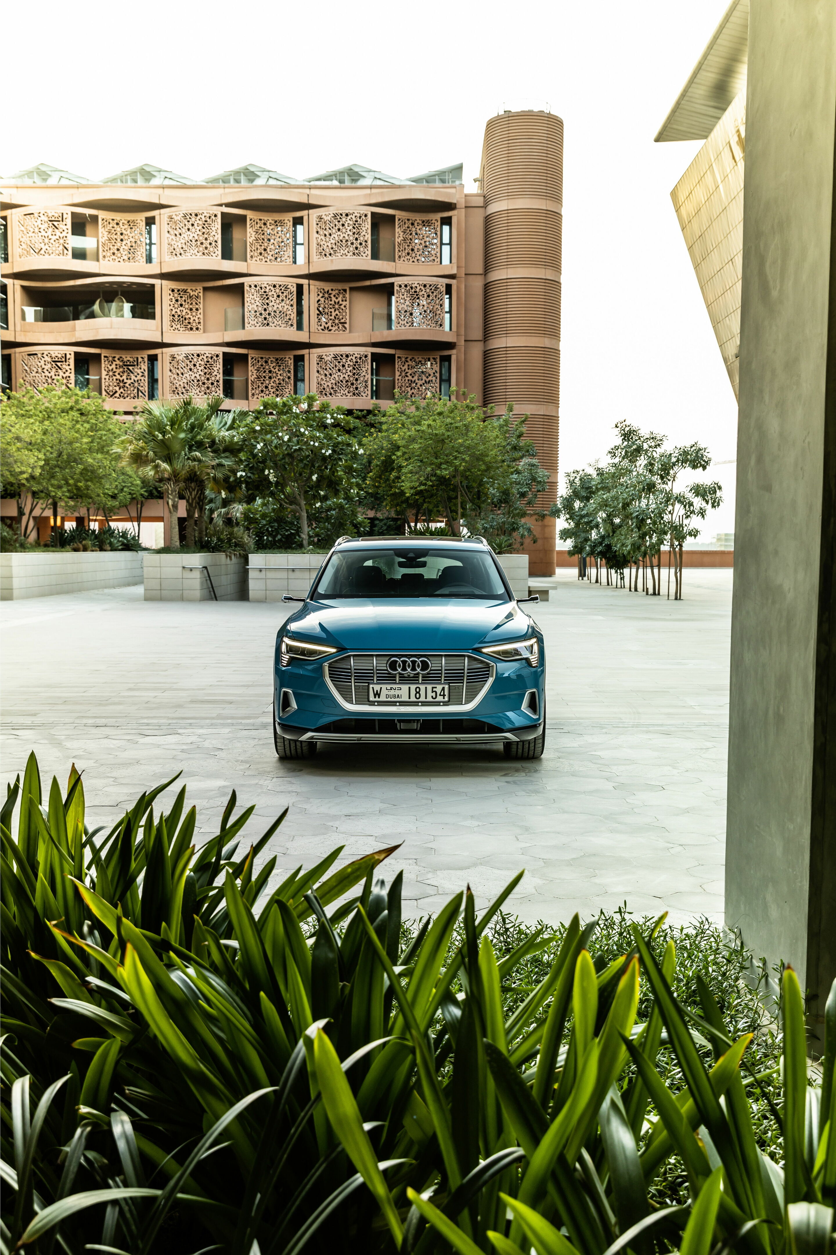 Der Audi e-tron in Masdar City - Der Audi e-tron in Abu Dhabi
Standaufnahme, 
Farbe: Antiguablau