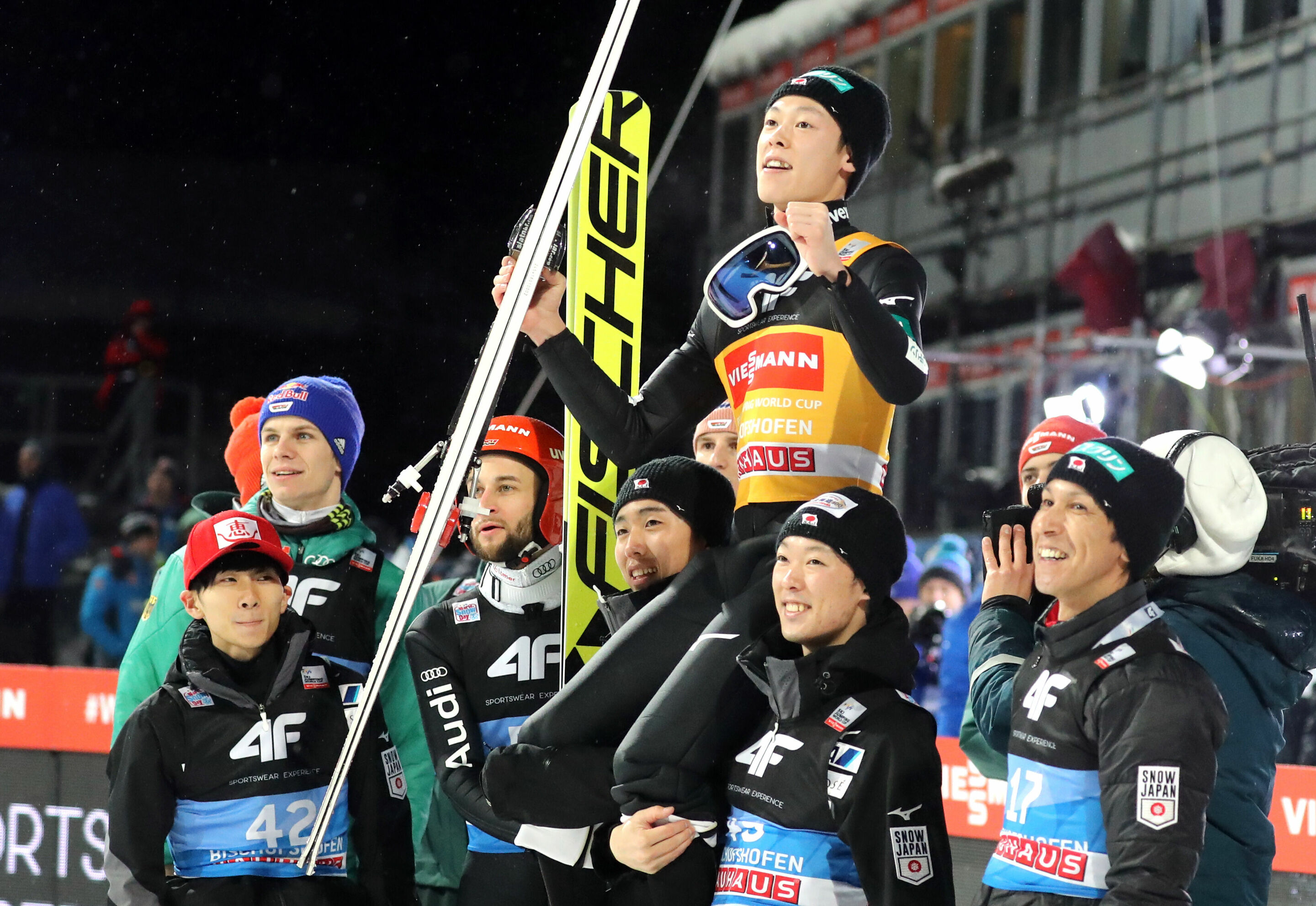 67. Vierschanzentournee - Dreiköningsspringen in Bischofshofen - Ryoyu Kobayashi (JPN) gewinnt das Skispringen in Bischofshofen und damit den Gesamtsieg bei der Vierschanzen TourneeAuf Schultern wartet er auf das Endergebnis, links Eisenbichler und Wellinger