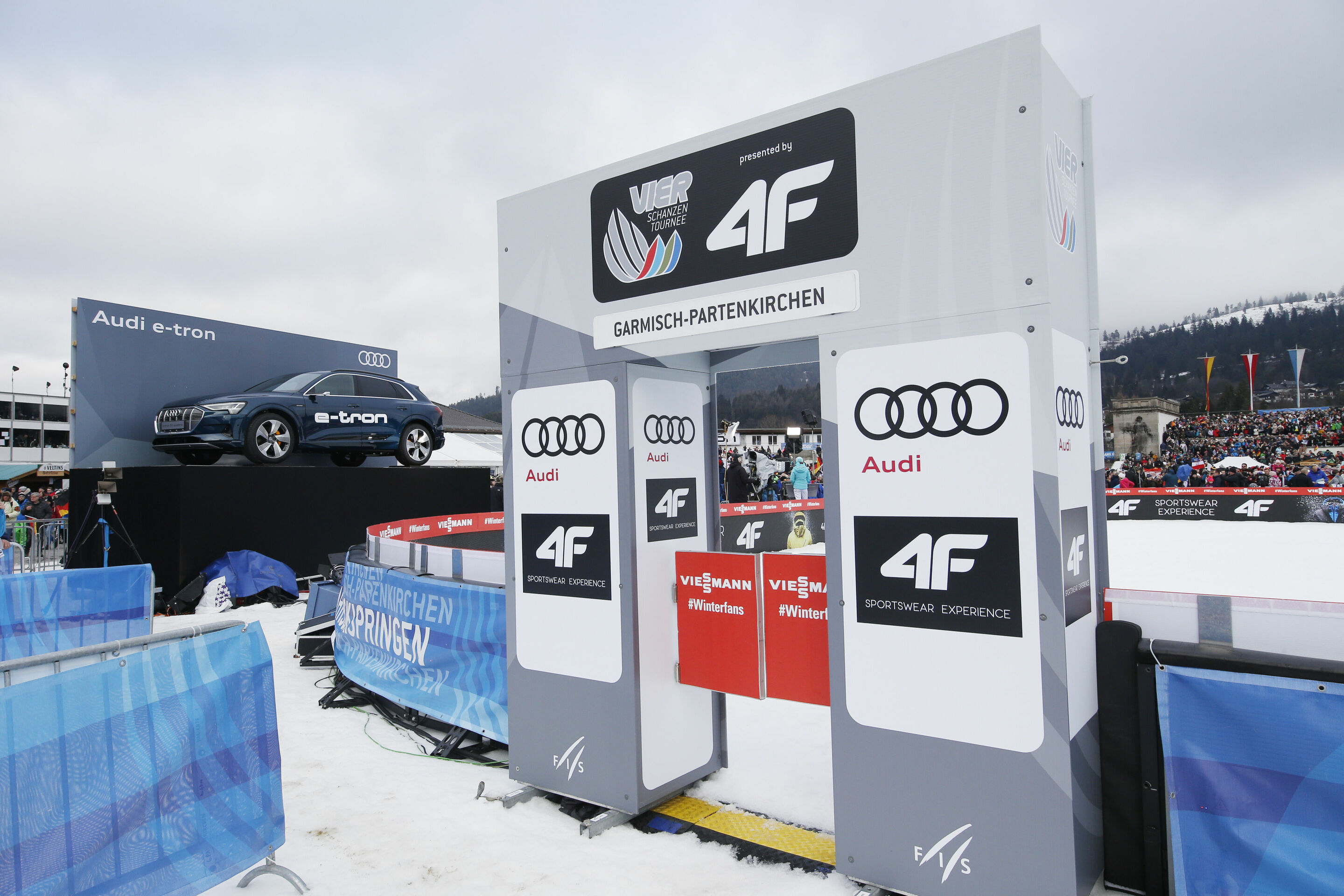 67. Vierschanzentournee - Neujahrsskispringen in Garmisch-Patenkirchen - Audi e-tron und Audi Branding am Rand des Schanzenauslaufs
