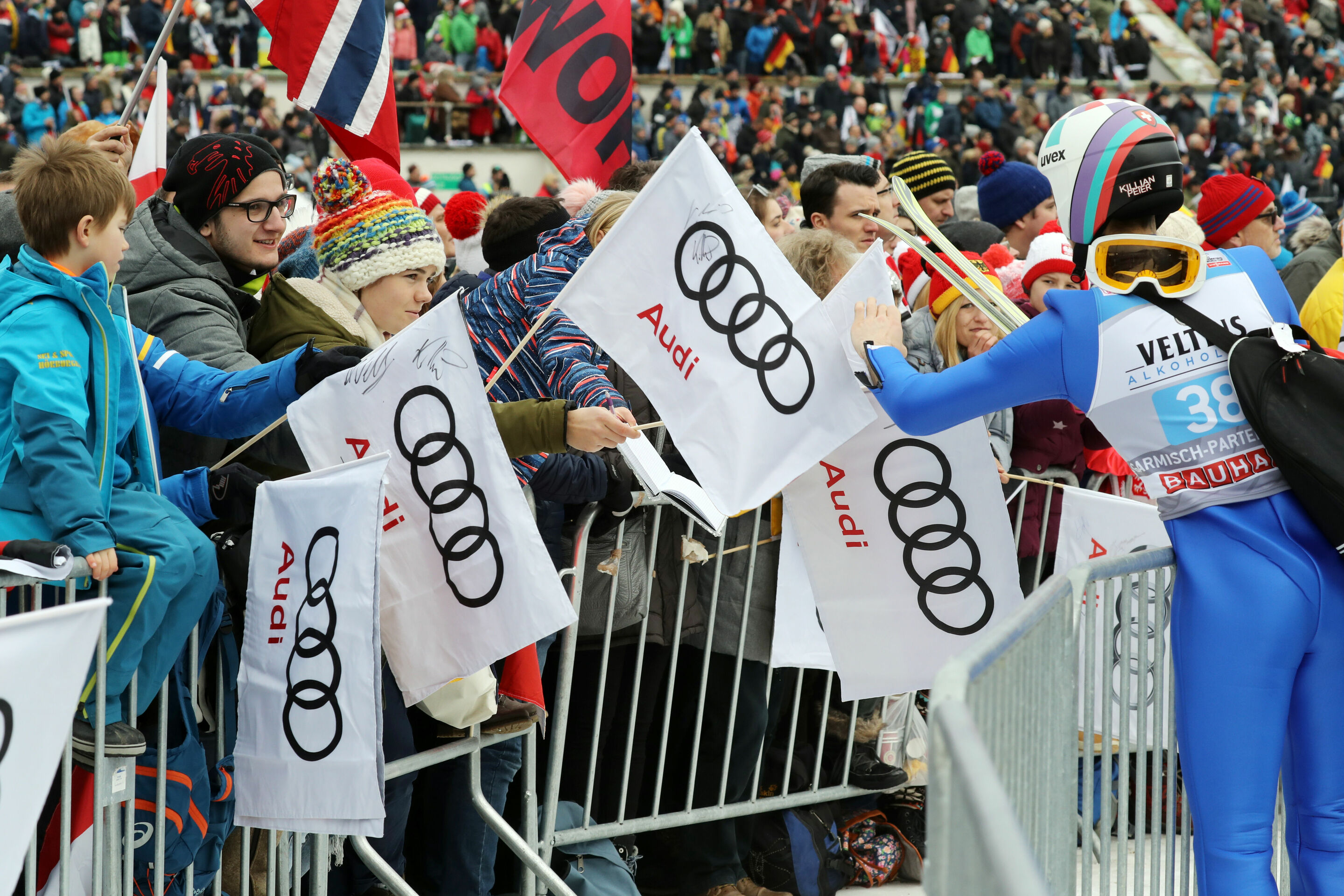 67. Vierschanzentournee - Neujahrsskispringen in Garmisch-Patenkirchen - Fans im Zielbereich mit Audi-Fahnen