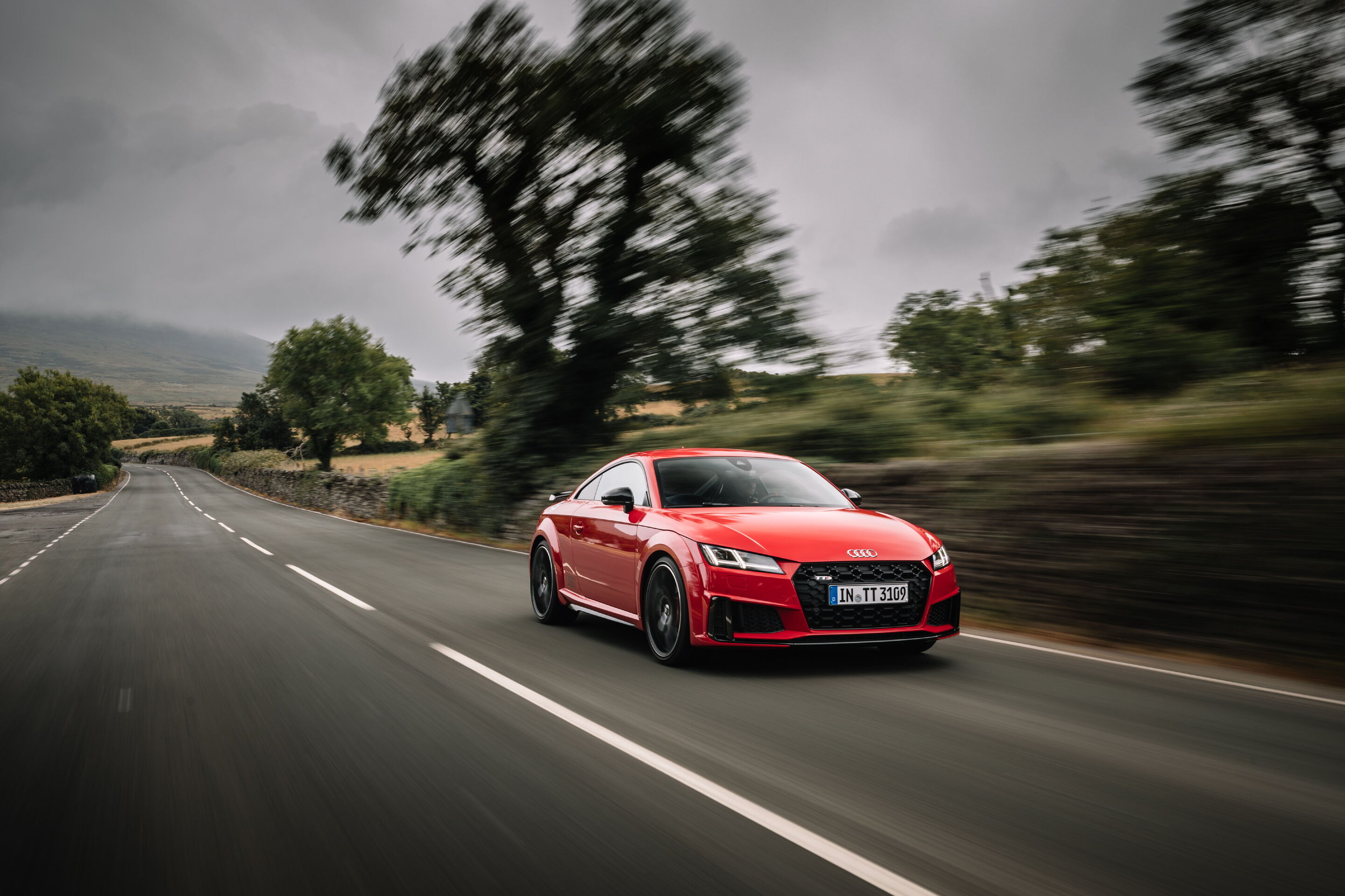 Audi TTS competition (bis 2023) - Fahraufnahme,
Farbe: Tangorot