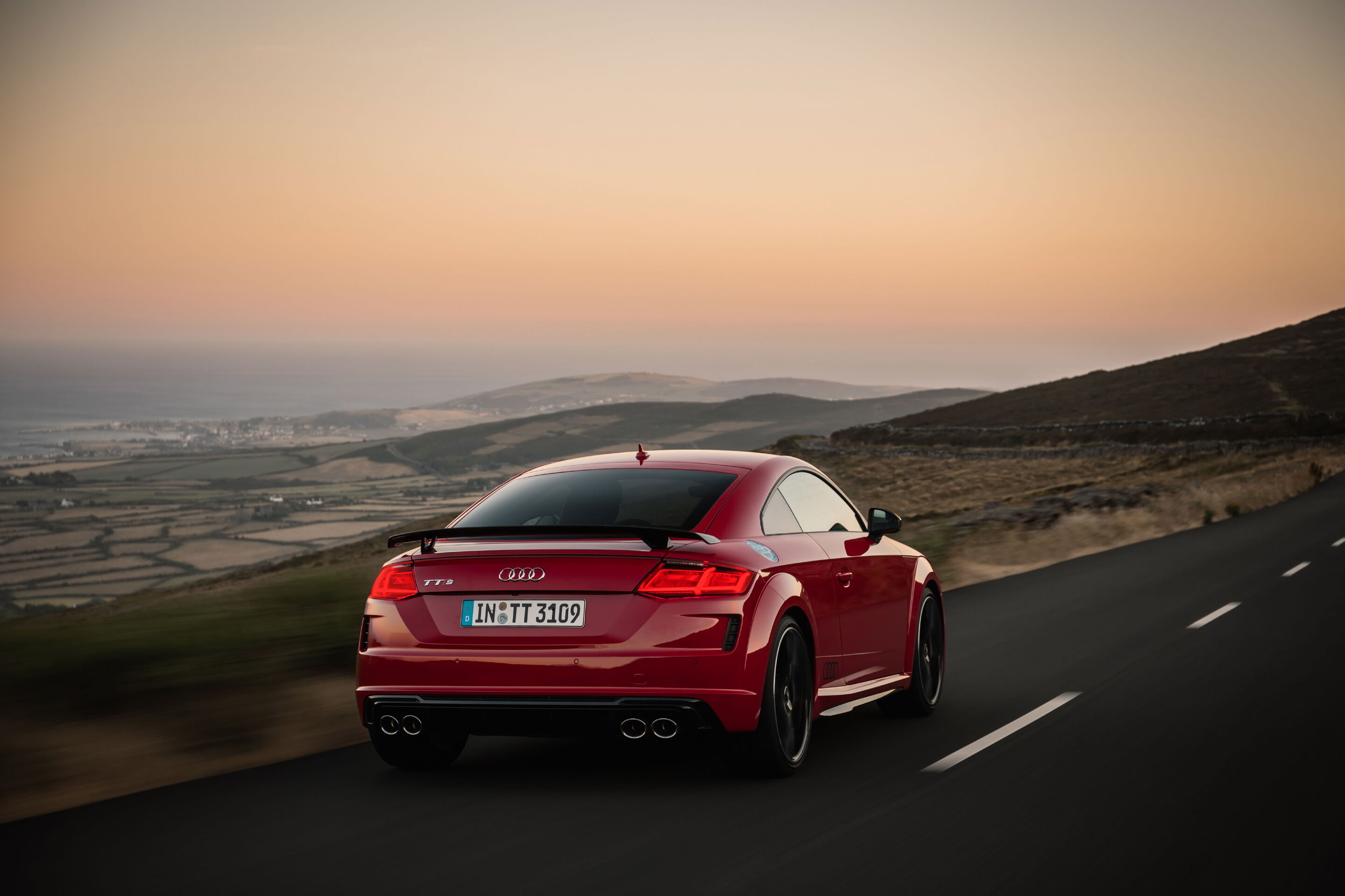 Audi TTS competition (bis 2023) - Fahraufnahme, 
Farbe: Tangorot