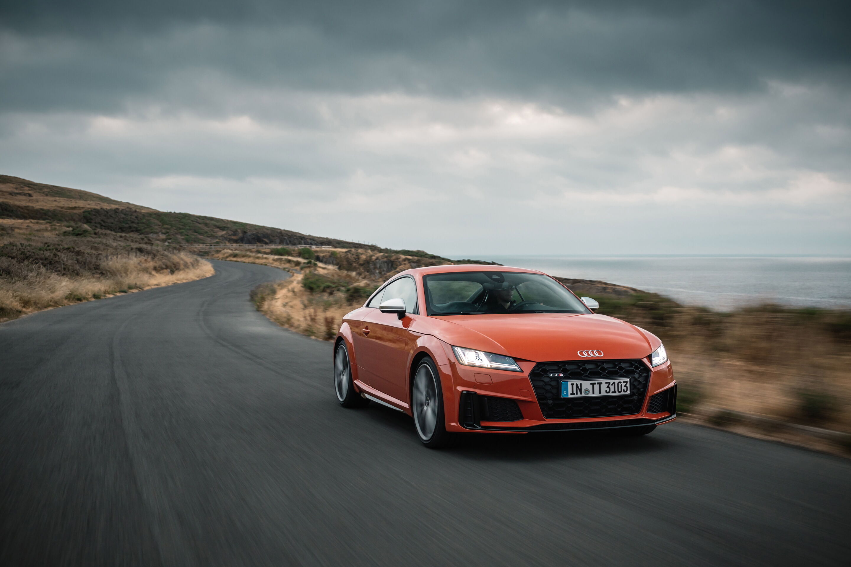 Audi TTS Coupé  (bis 2023) - Fahraufnahme 
Farbe: Pulsorange