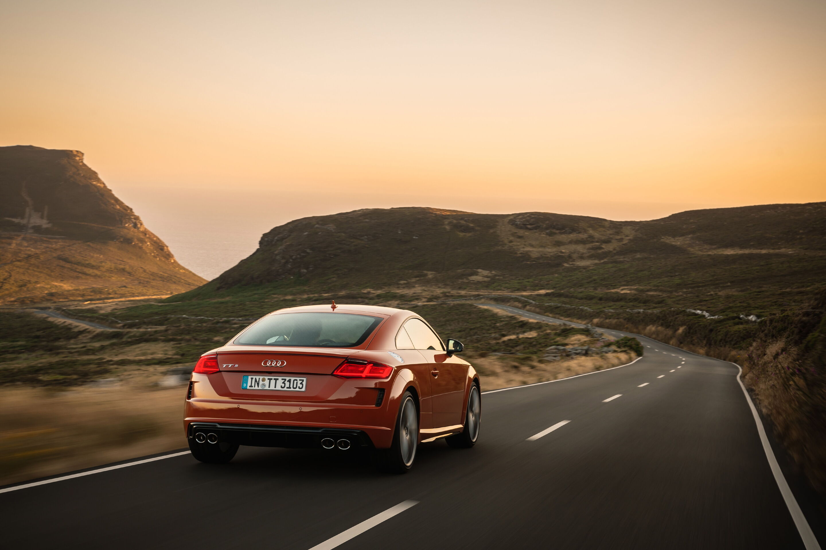 Audi TTS Coupé  (bis 2023) - Fahraufnahme 
Farbe: Pulsorange