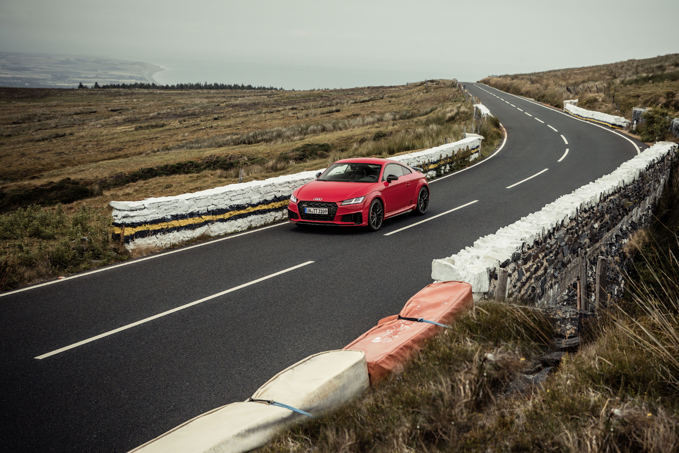 Audi TTS competition (bis 2023) - Fahraufnahme, 
Farbe: Tangorot