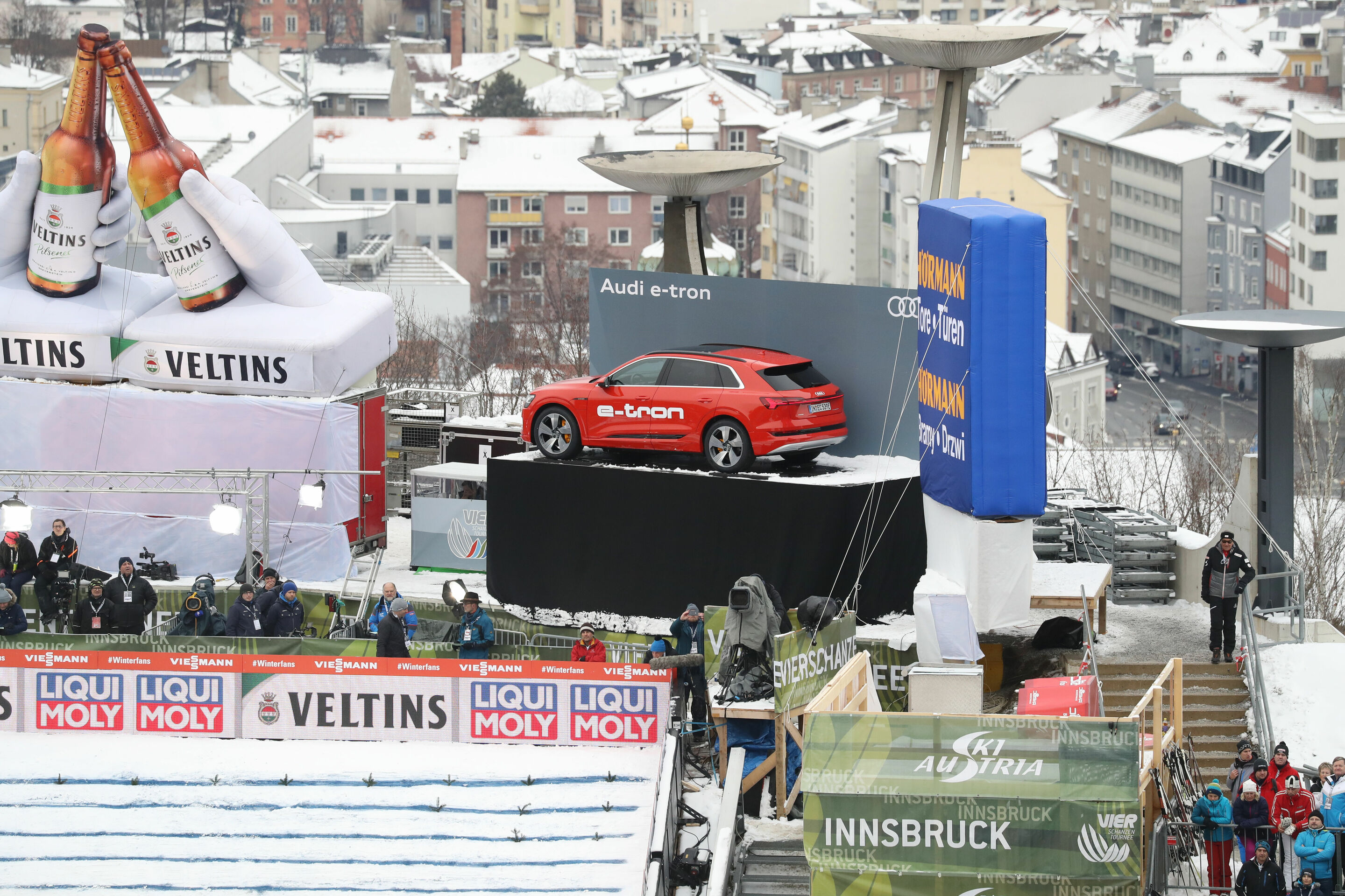 67. Vierschanzentournee - Bergiselspringen in Innsbruck - Audi e-tron am Rand des Schanzenauslaufs in Innsbruck