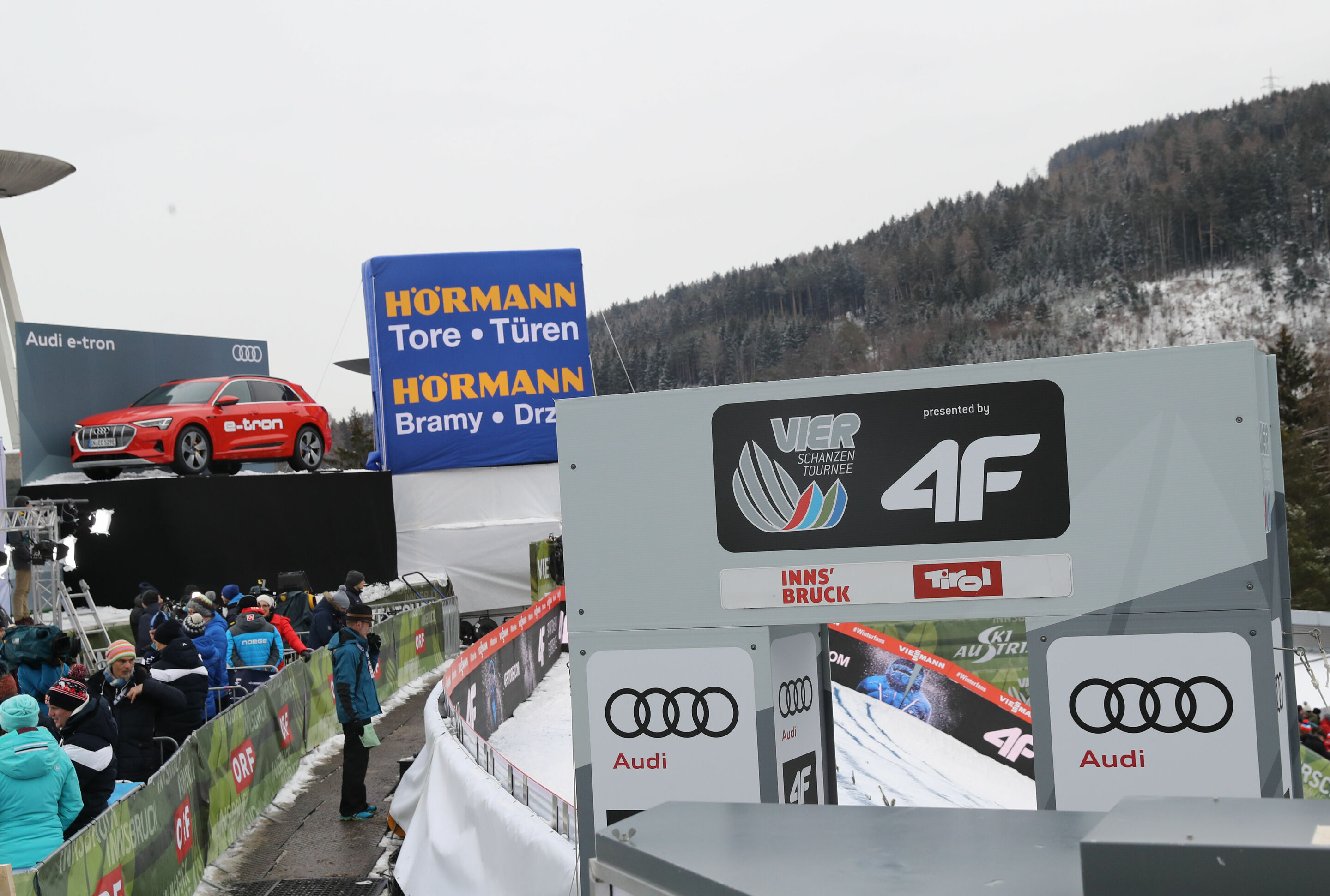 67. Vierschanzentournee - Bergiselspringen in Innsbruck - Audi e-tron am Rand des Schanzenauslaufs in Innsbruck