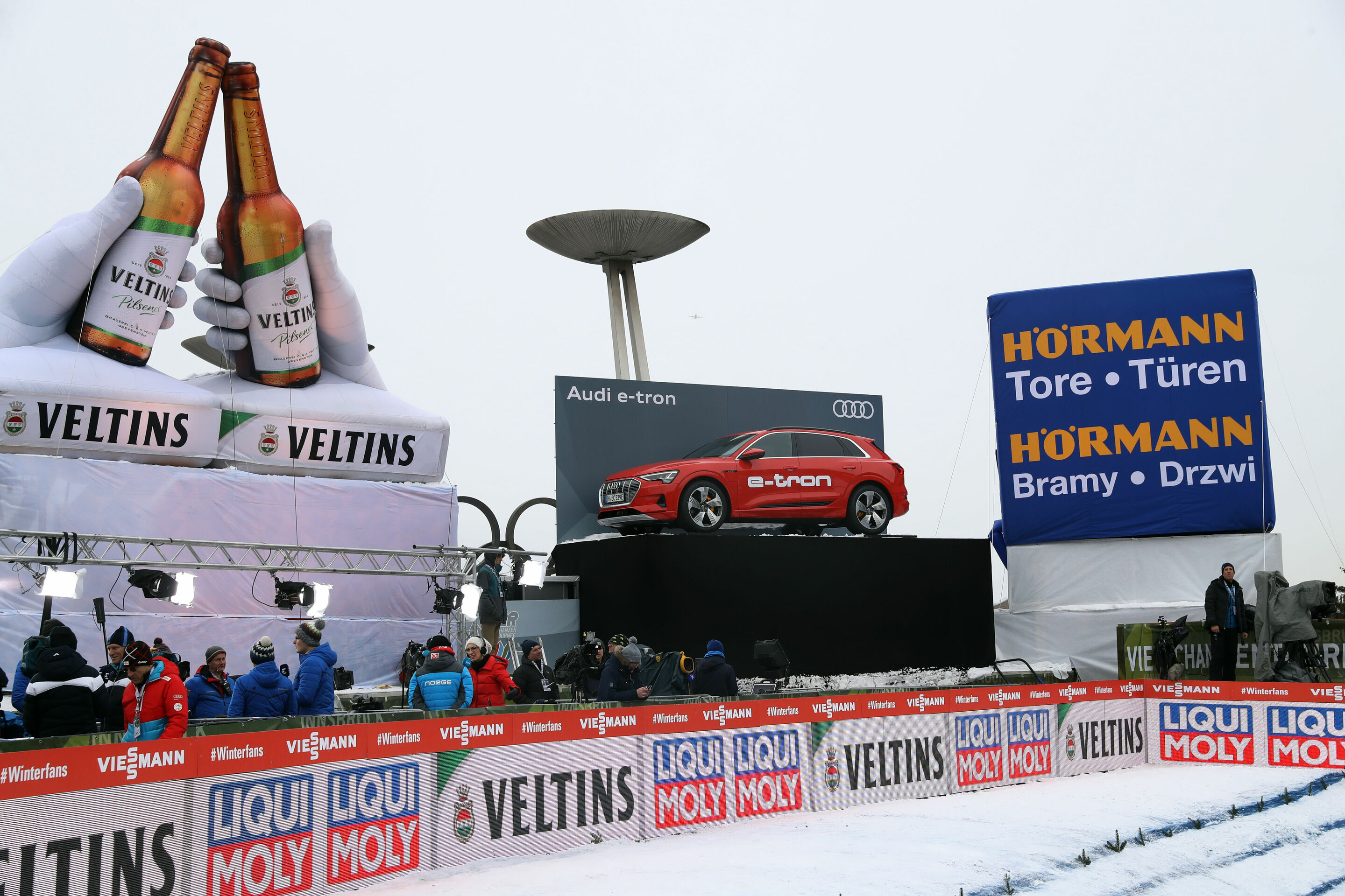 67. Vierschanzentournee - Bergiselspringen in Innsbruck - Audi e-tron am Rand des Schanzenauslaufs in Innsbruck