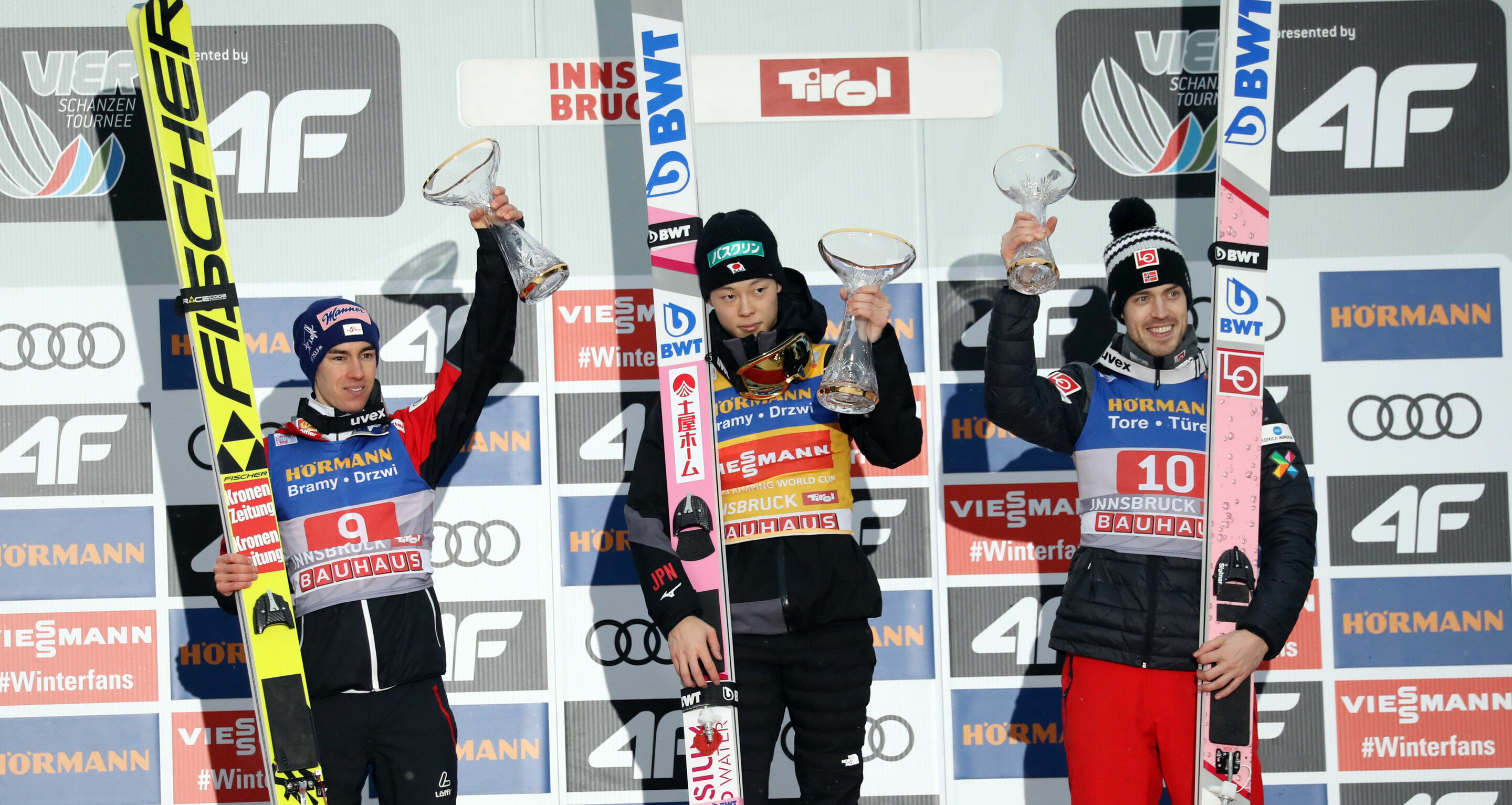 67. Vierschanzentournee - Bergiselspringen in Innsbruck - Siegerbild von links: 2. Platz Stefan Kraft (AUT), 1. Platz Ryoyu Kobayashi (JPN), 3. Platz Andreas Stjernen (NOR)