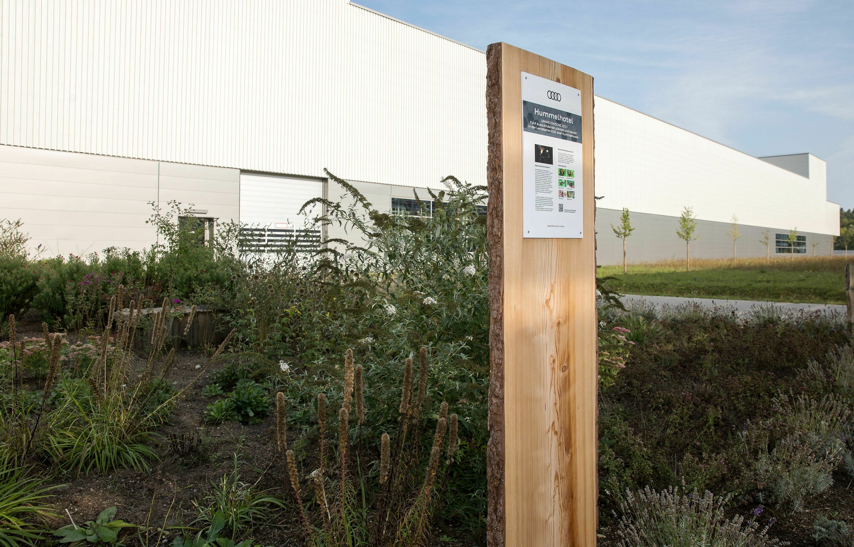 Five years of Audi production in Münchsmünster - Biodiversity areas, native shrubs and good nesting possibilities are also located on the Münchsmünster site, the picture shows a bumble bee hotel.