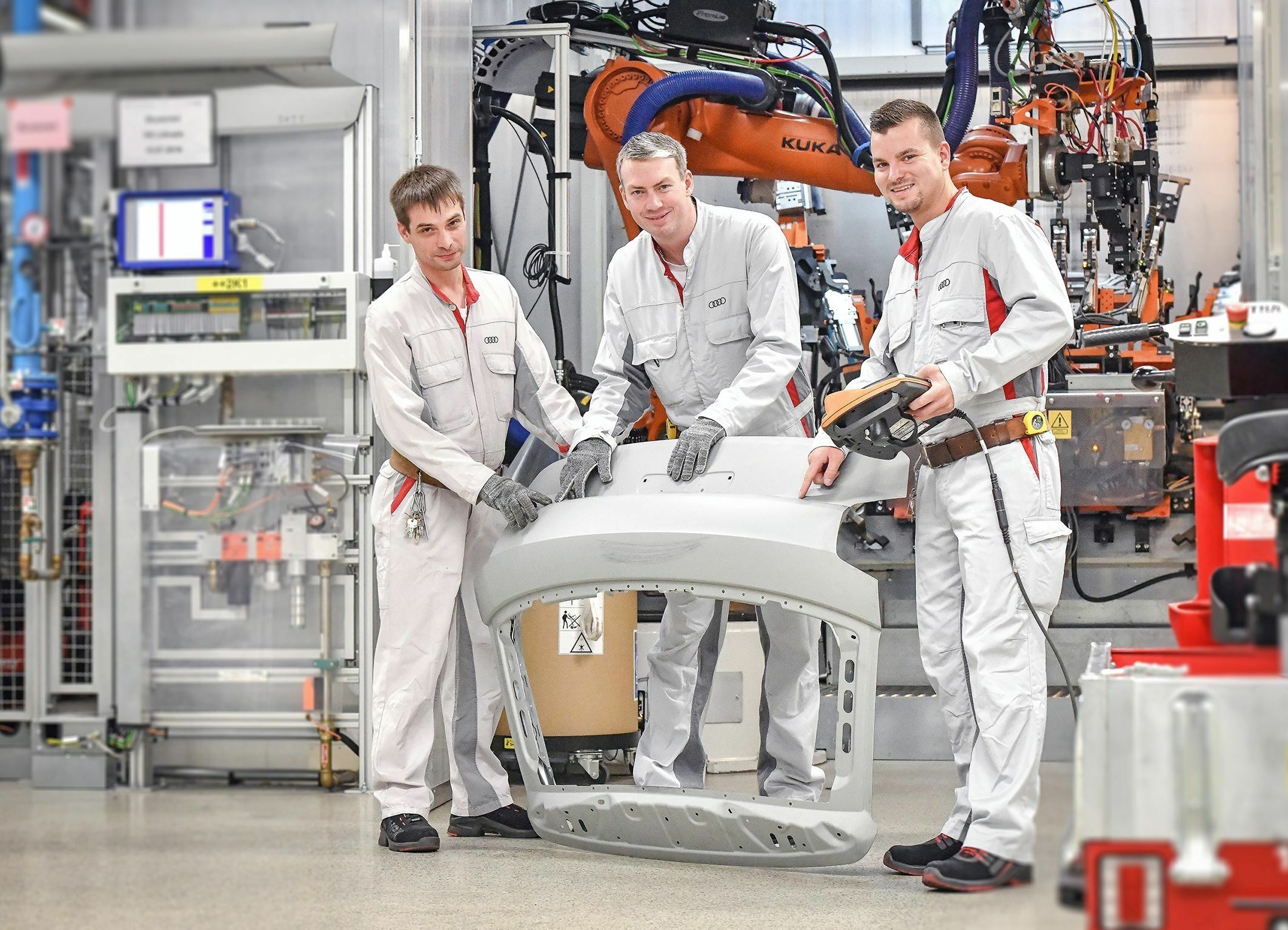 Audi spart 2018 knapp 110 Millionen Euro  durch clevere Mitarbeiter-Ideen - Drei Mitarbeiter aus dem Karosseriebau in Ingolstadt hatten die Idee, eine Luftdüse am Laserlötkopf eines Roboters anzubringen, der an der Heckklappenanlage des Audi Q2 zwei Außenteile...