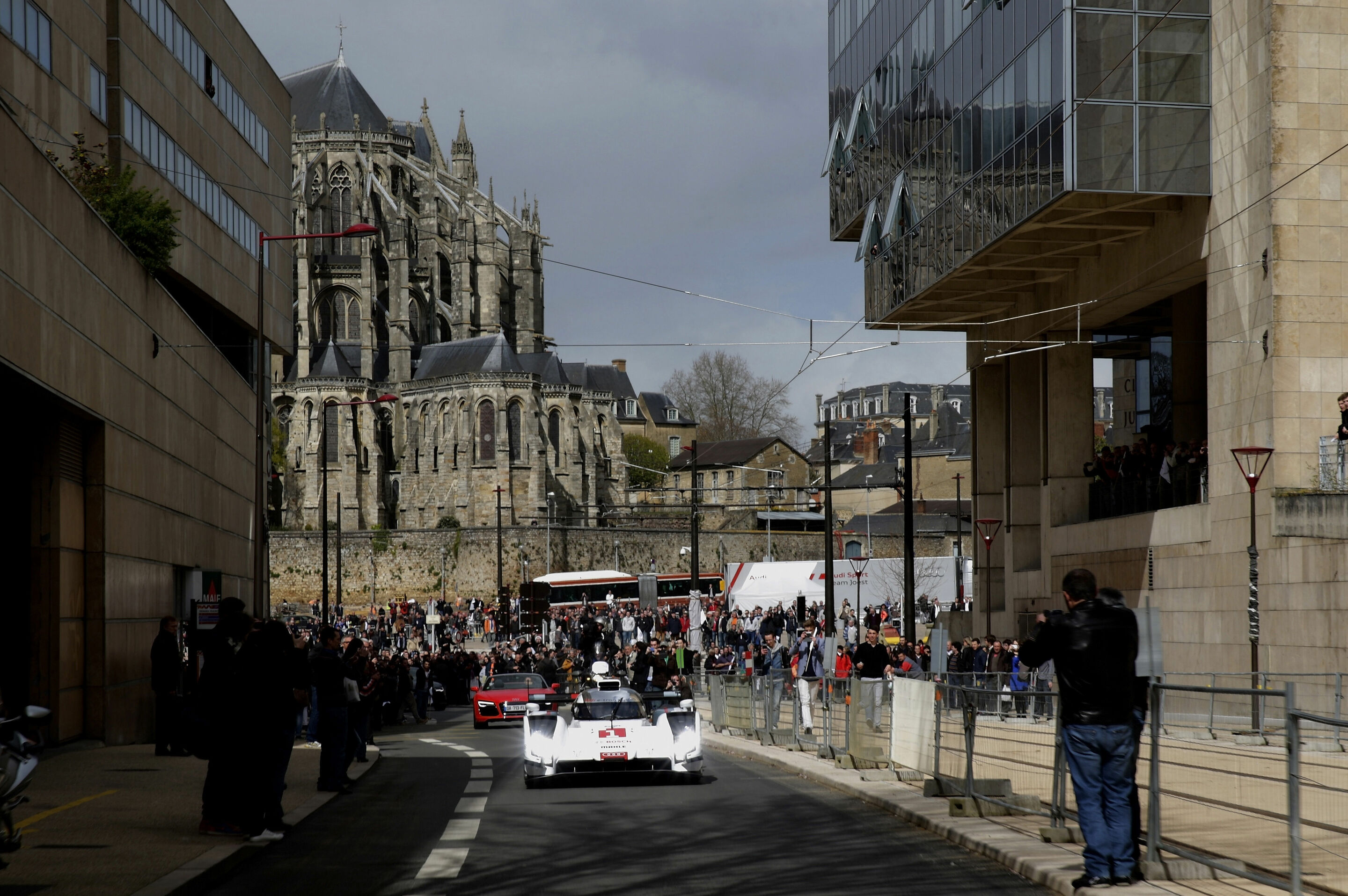 Audi enthüllt den neuen R18 e-tron quattro - Audi ist mit einem spektakulären Auftritt in die WEC-Saison 2014 gestartet: Der neue Audi R18 e-tron quattro absolvierte seine ersten Kilometer in Le Mans nicht auf der legendären Rennstrecke in Westfrankreich,...