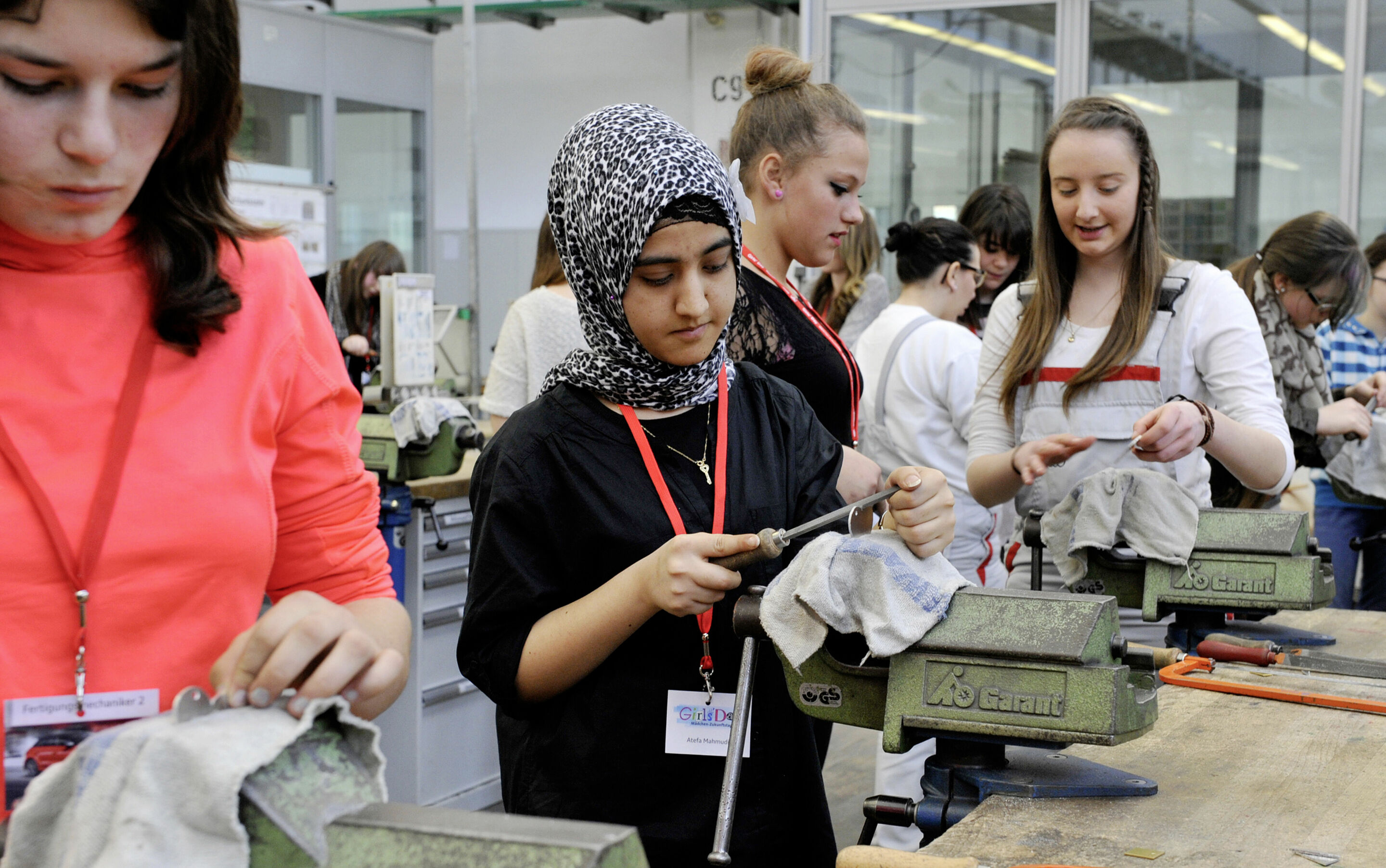 Girls' Day bei Audi am Standort Ingolstadt: Einblick in die Welt der Technik - Mit Eifer dabei - Schülerinnen feilen im Audi- Bildungszentrum an einem Schlüsselanhänger.