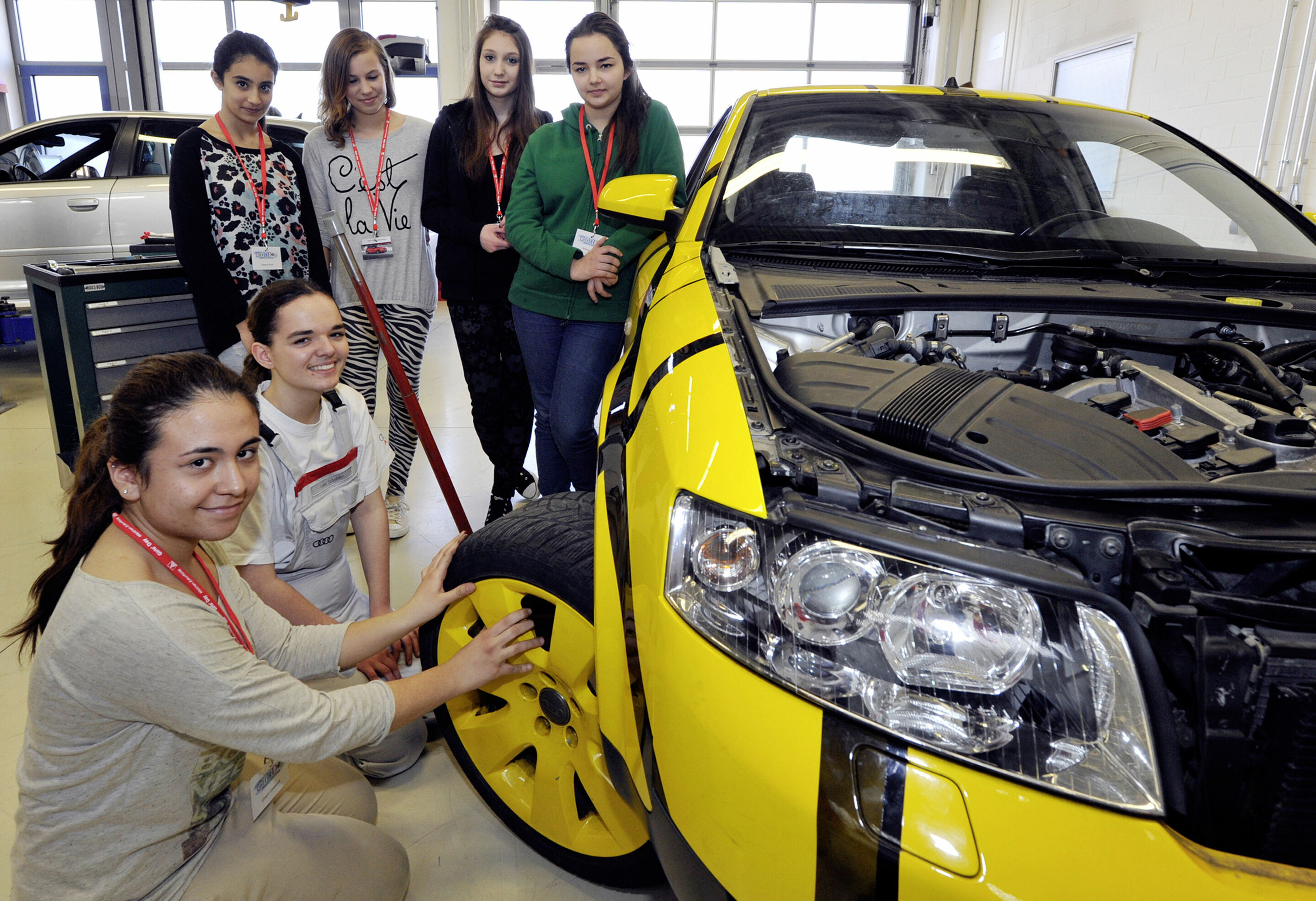 Girls' Day bei Audi am Standort Ingolstadt: Einblick in die Welt der Technik - Reifenwechseln unter Anleitung der Audi-Auszubildenden Lena Scheider (2.v.l.)