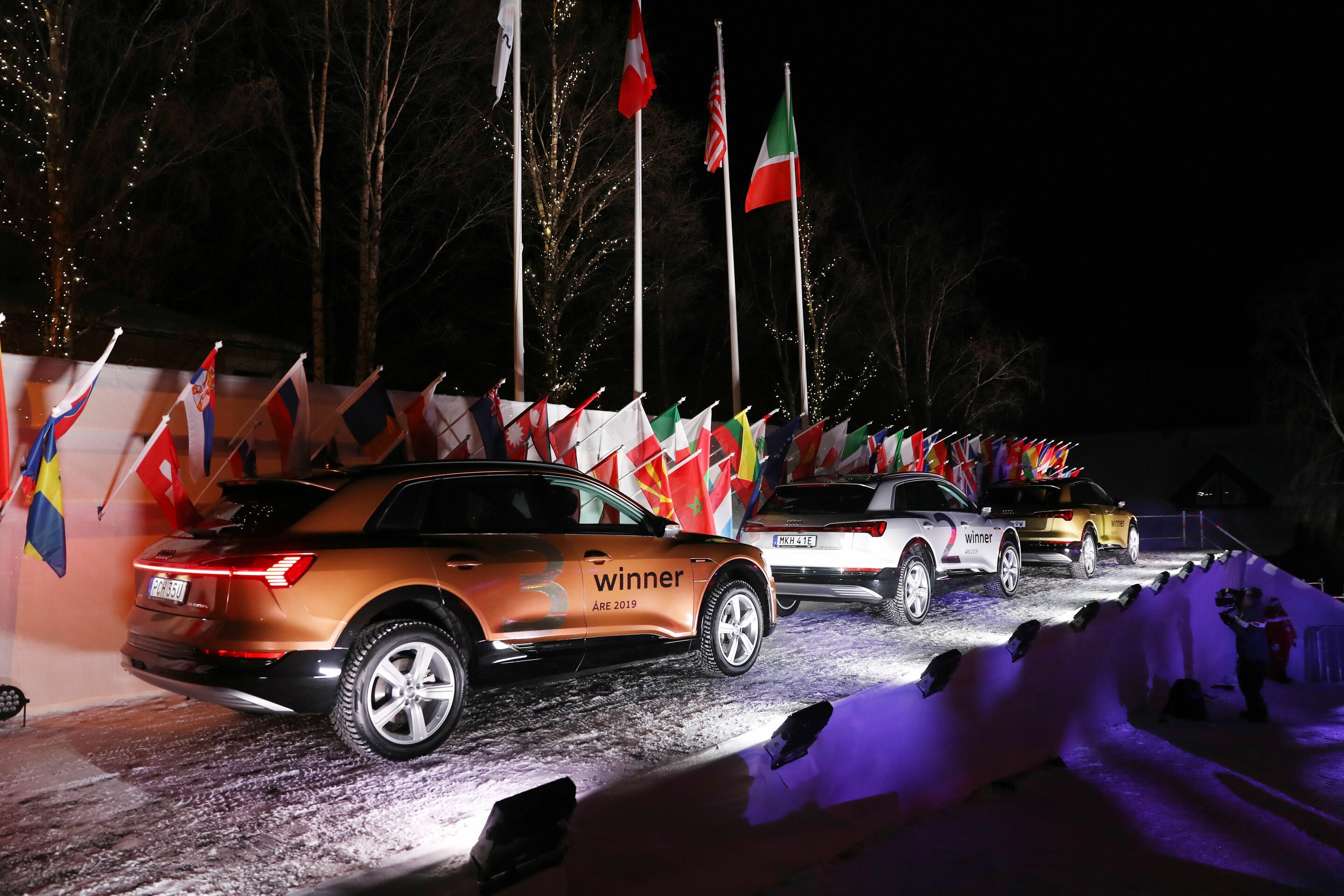 FIS Alpine Ski-WM in Åre 2019 - Männer, Super G - Drei Audi E-Trons fahren die Sieger zur Medal Plaza: 
je einer ist in Gold, in Silber und in Bronze angemalt