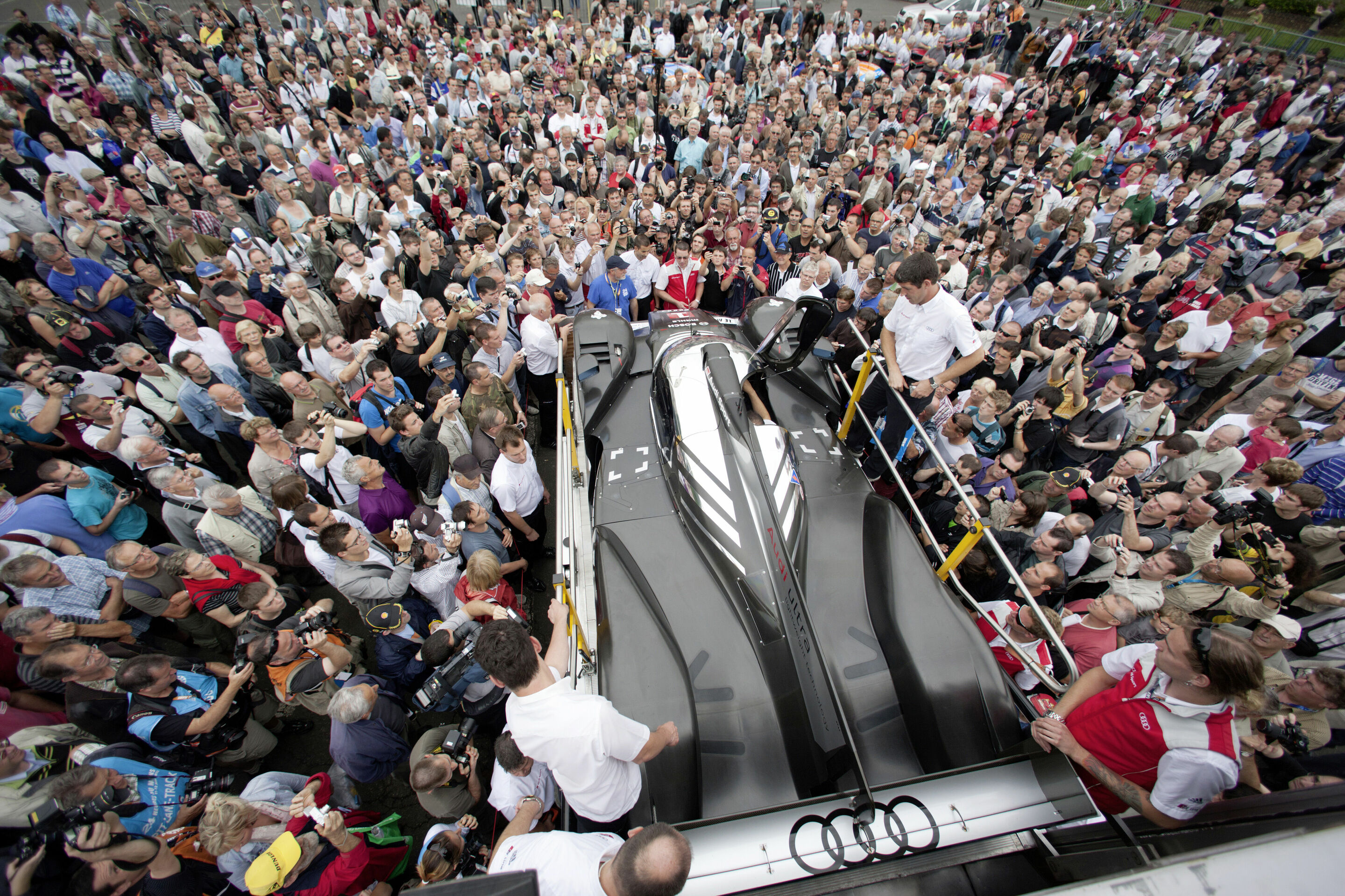 Audi präsentiert neuen R18 im Stadtverkehr von Le Mans - Audi R18 TDI im Jahr 2011 bei der Technischen Abnahme auf dem Place des Jacobins in Le Mans