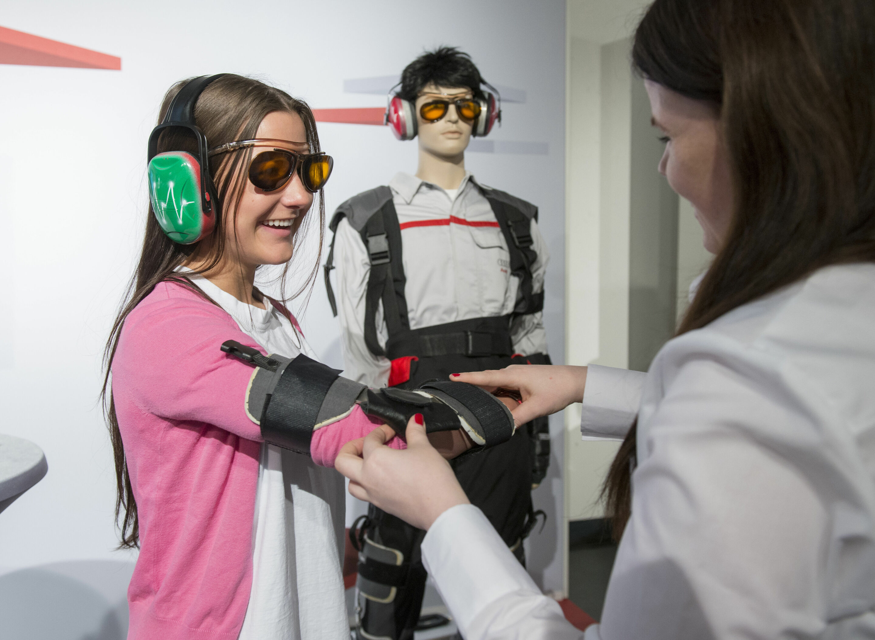 Ergonomie-Messe bei Audi in Neckarsulm - Sensibilisierung der Auswirkungen des Alters anhand des Alterssimulationsanzugs.