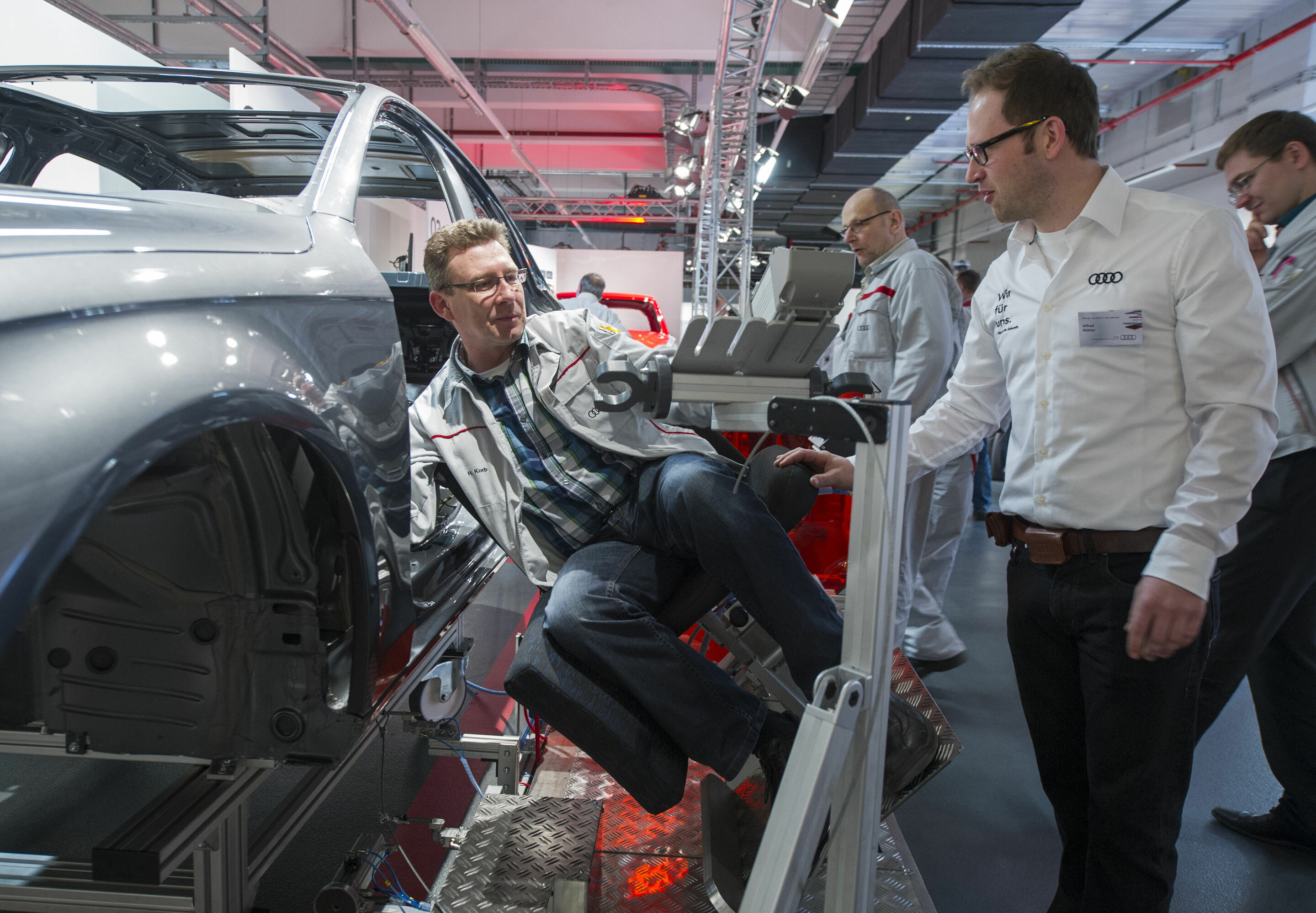Ergonomie-Messe bei Audi in Neckarsulm - Die neue Generation des „ergonomischen Montagesitzes“ erlaubt es Mitarbeitern Teile im Fußraum des Automobils mühelos zu verschrauben.