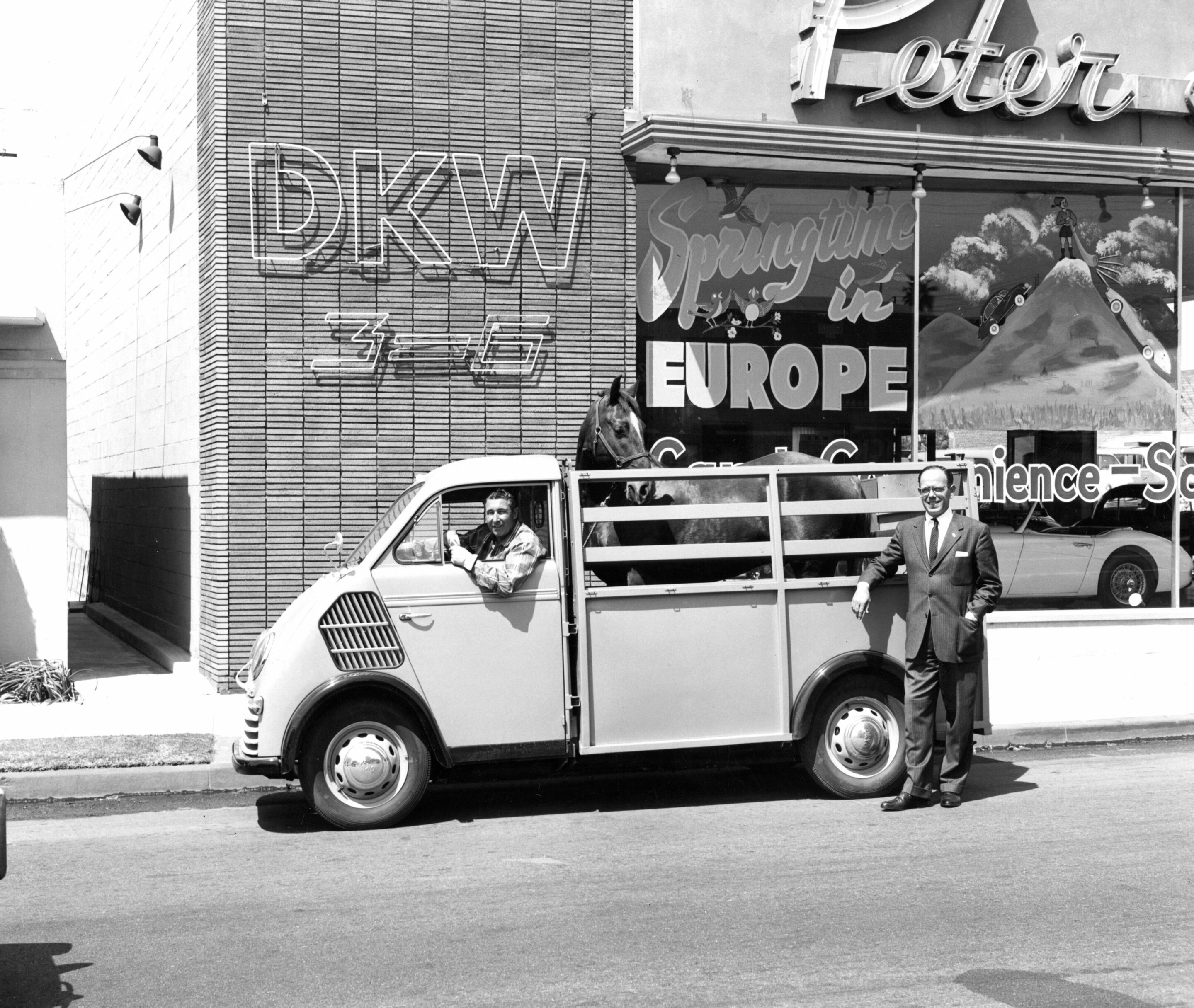 70 Jahre Audi am Standort Ingolstadt - DKW F 800/3 Viehtransportwagen, 1957
Bestes Pferd im Stall - auch in den USA fanden die DKW Schnelllaster schnell eine treue
Fangemeinde. Das Foto wurde vor dem Ausstellungsraum des DKW-Importeurs Peter Satori
aufgenommen,...