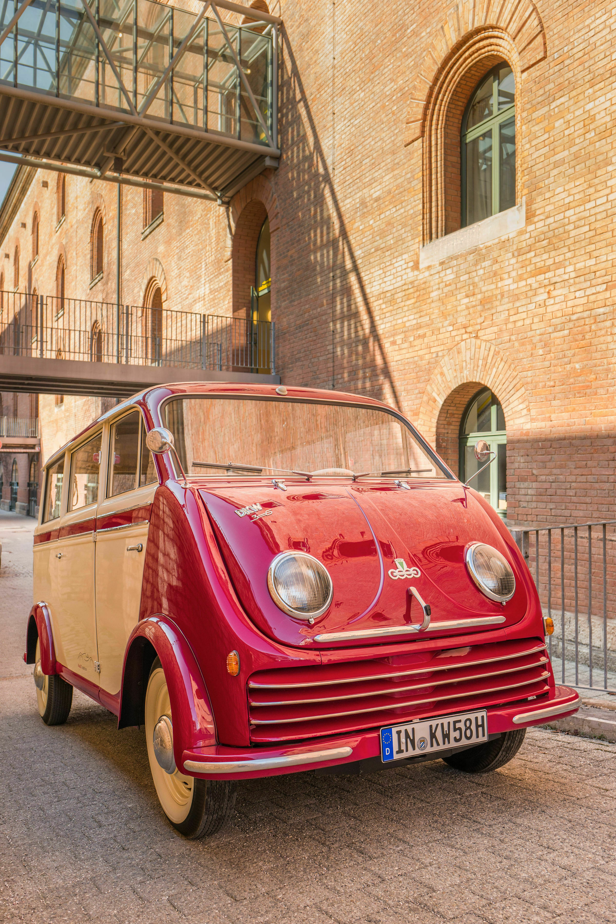 70 Jahre Audi am Standort Ingolstadt - Der DKW F 800/3 Schnelllaster Luxusbus vor dem alten Zeughaus am Unteren Graben in Ingolstadt. Das Gebäude wurde für den Motor- und Getriebebau genutzt und gilt als der eigentliche Ursprungsort des Automobilbaus...